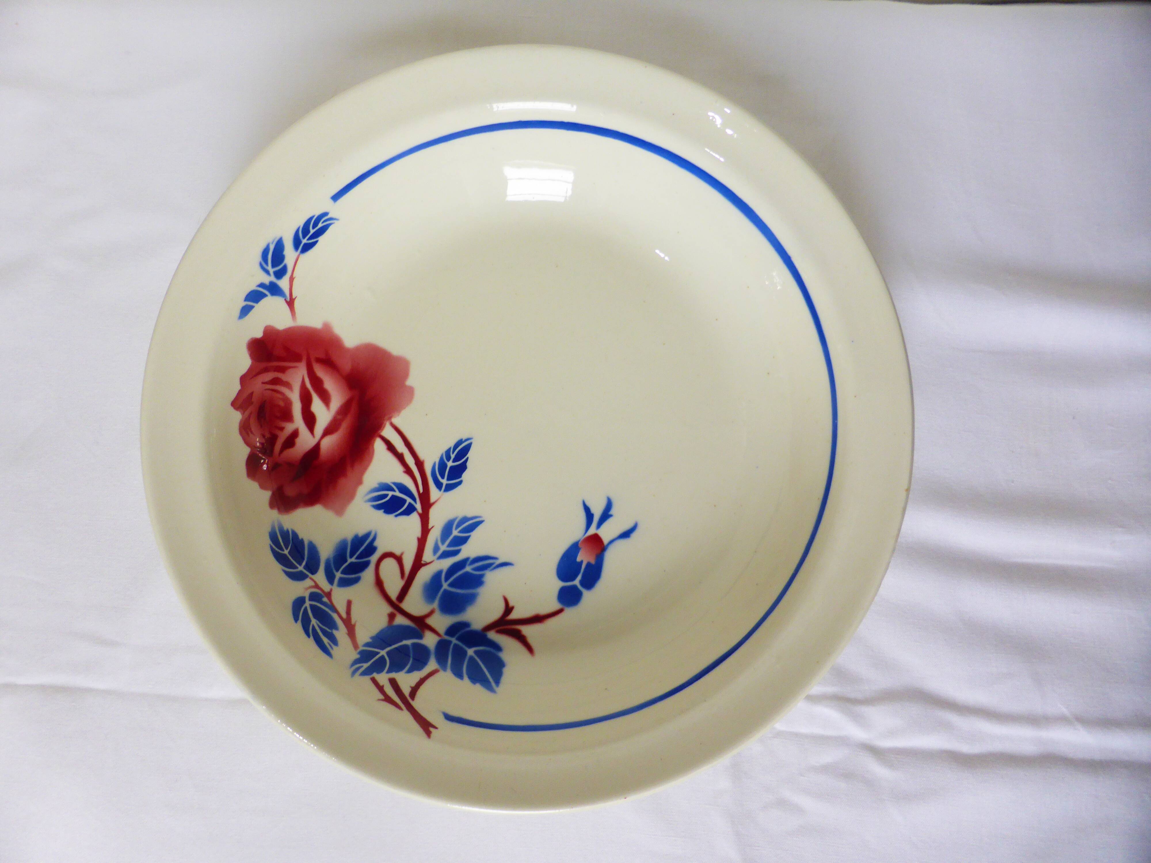 1 round, hollow K&G Luneville Chantal model dish