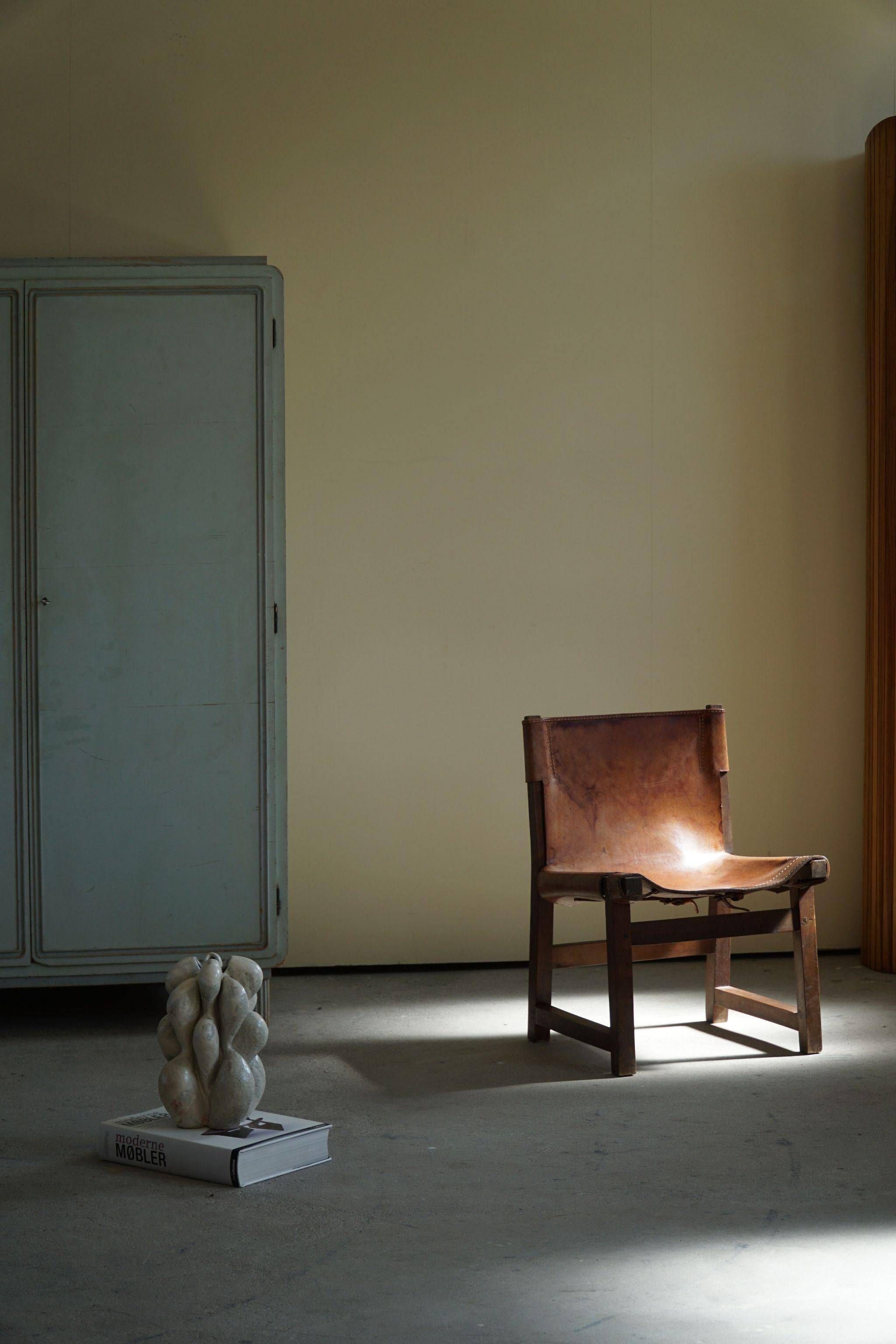 Paco Muñoz, Pair of lounge hunting armchairs, model "Riaza", leather and walnut, 1960