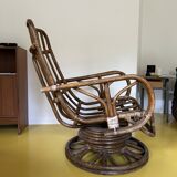 Fauteuil pivotant des années 60 en rotin