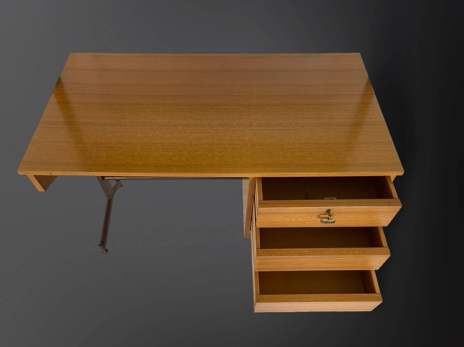 Bibliothèque italienne du milieu du siècle avec bureau.