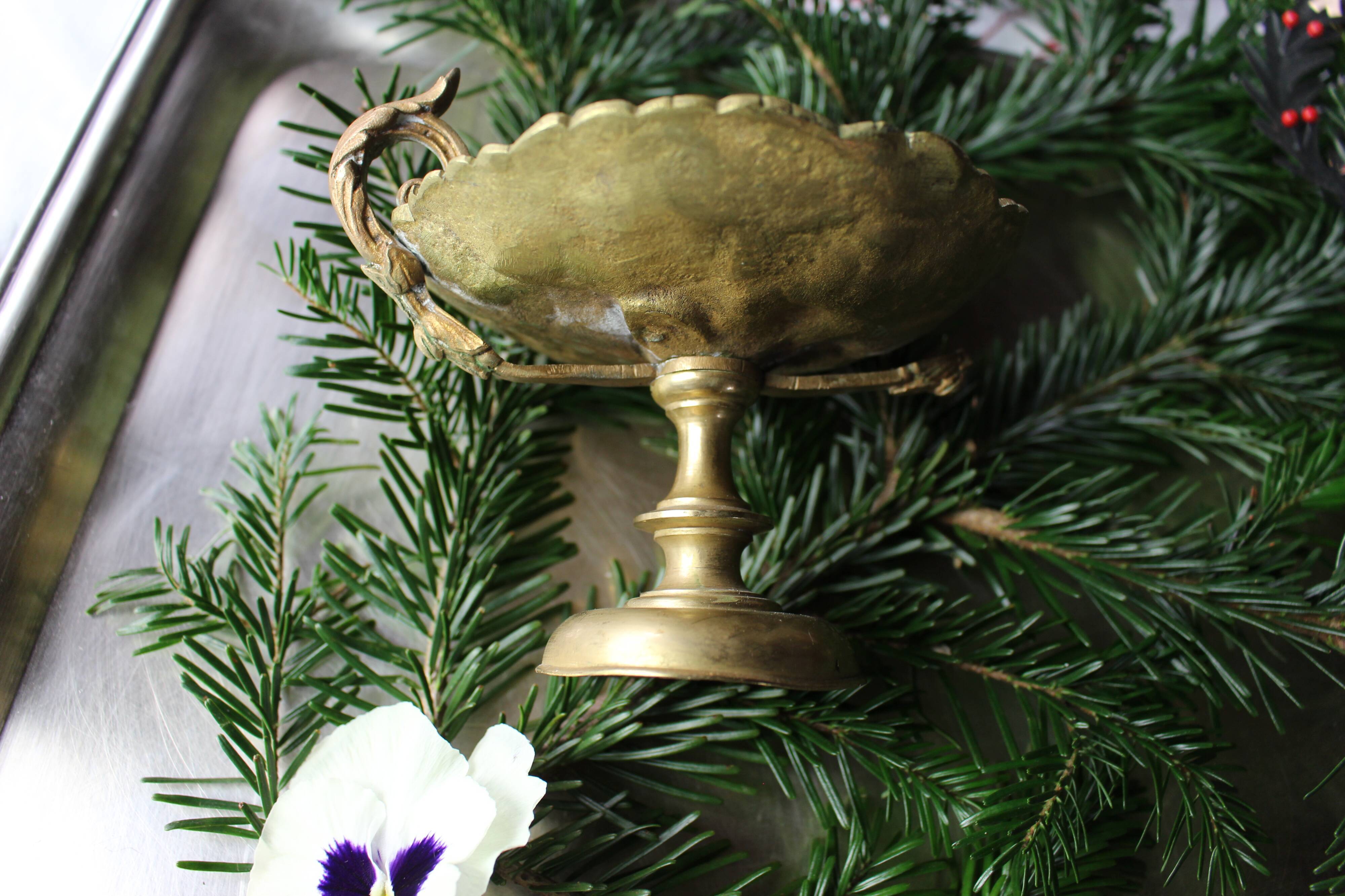 Vacuum pockets on cast iron and brass piedouche