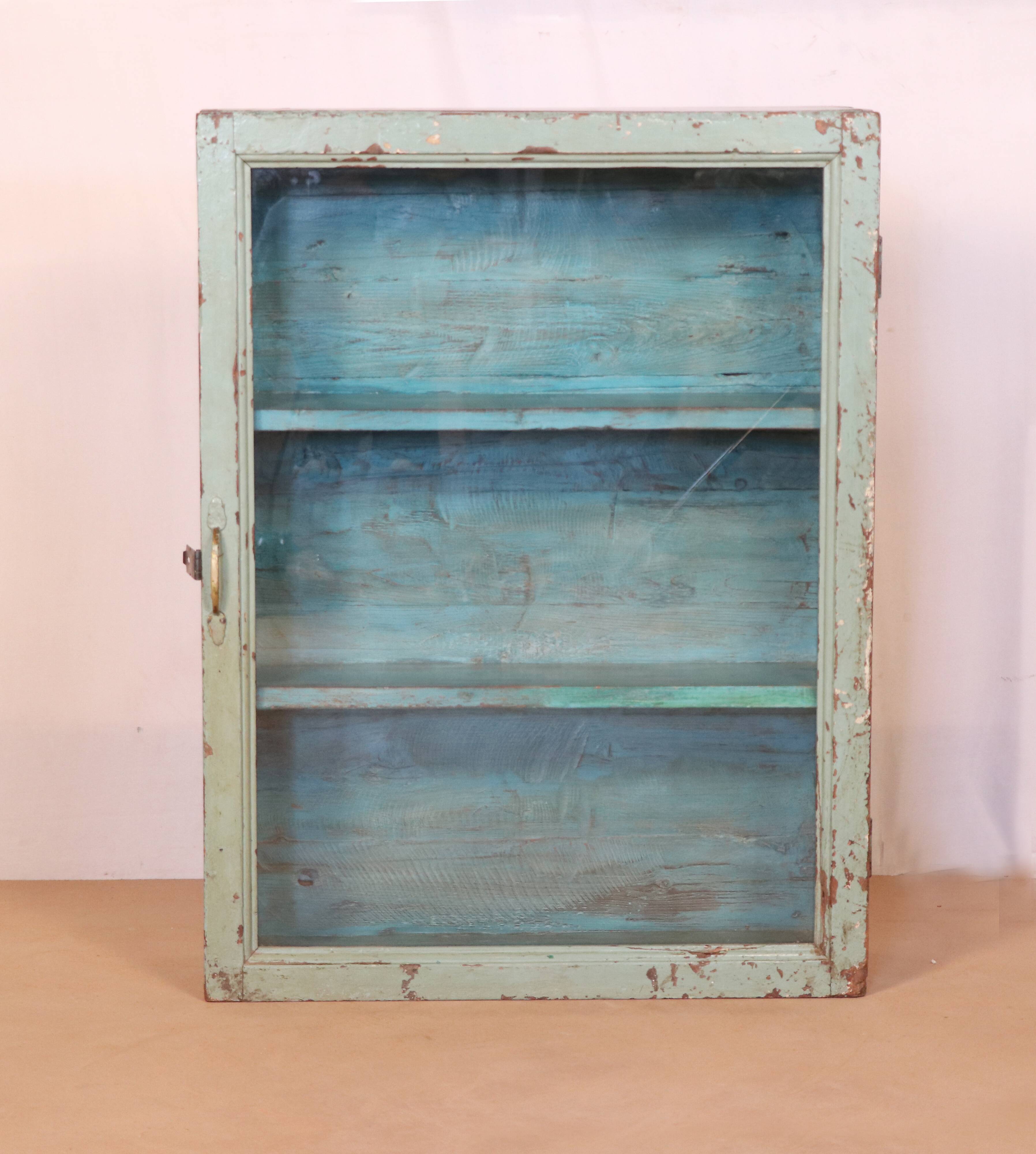 Ancienne vitrine murale art déco en teck birman patine verte-bleue d'origine
