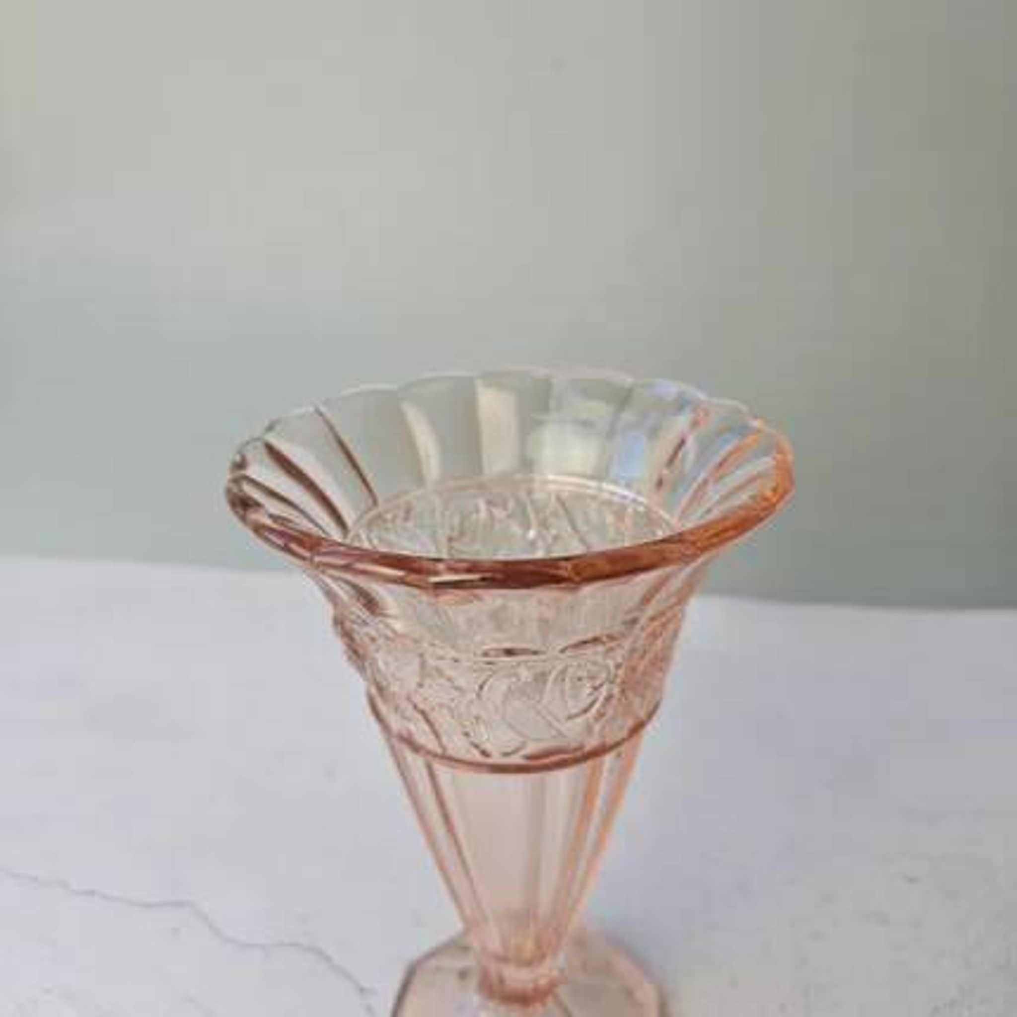 Scailmont glass vase in pressed pink glass - Art Deco Belgium