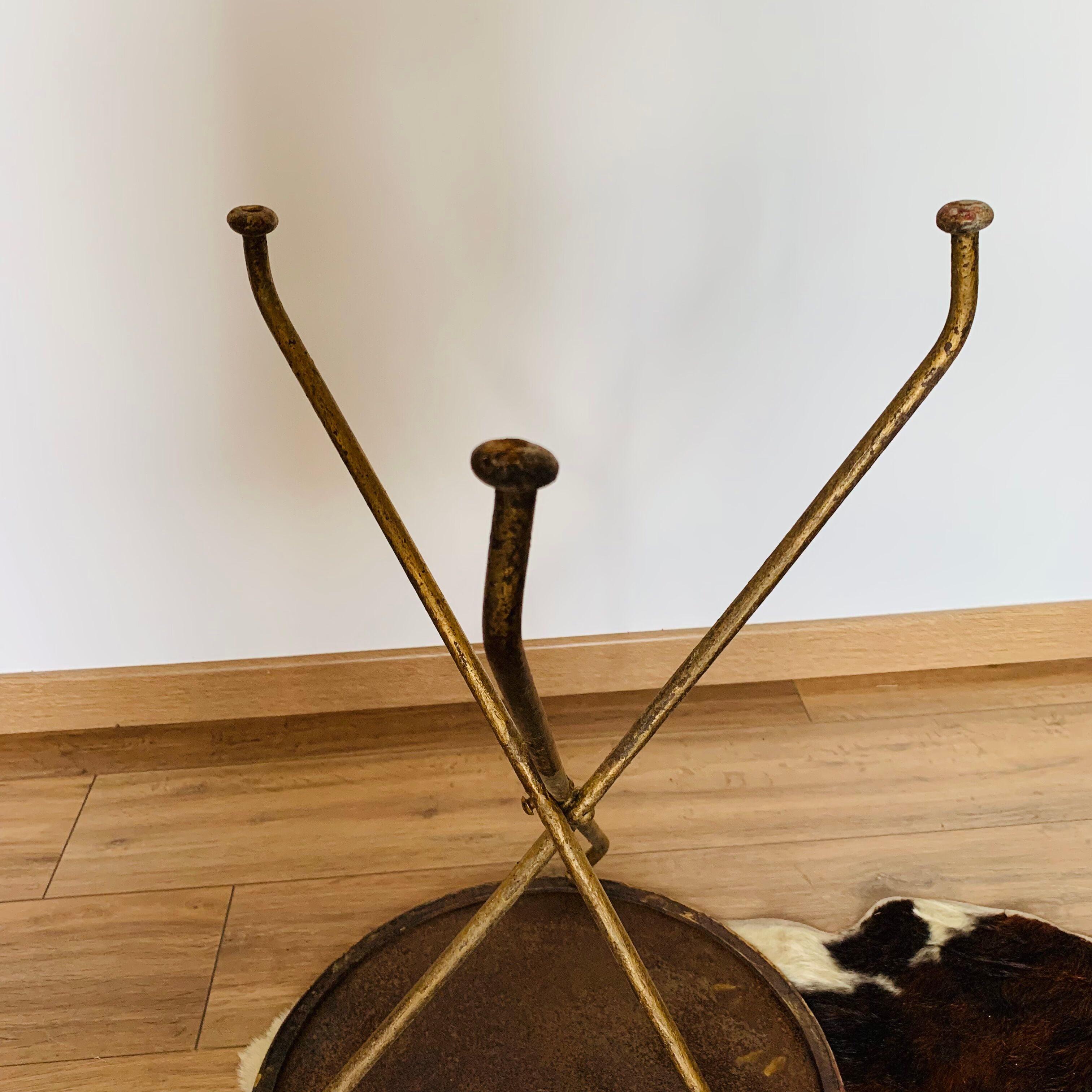 Pedestal table / small folding round table