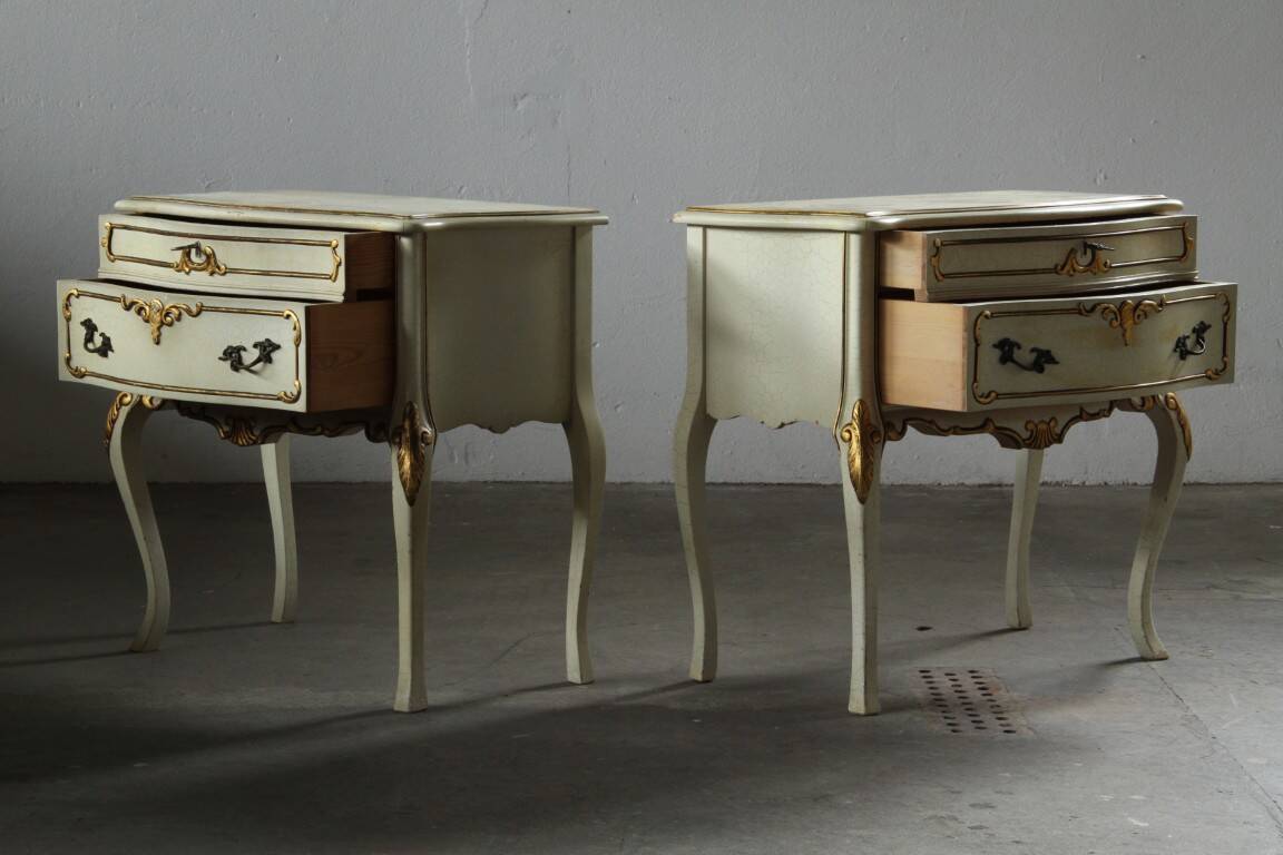 Vintage pair of 20th century Venetian Baroque style nightstands in painted wood