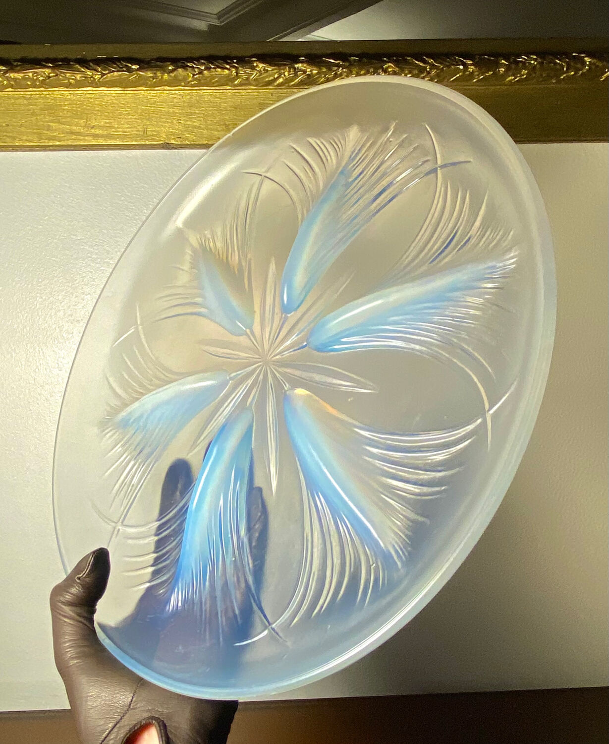 Verlys opalescent /opaline decorative tray (d.32.3cm)