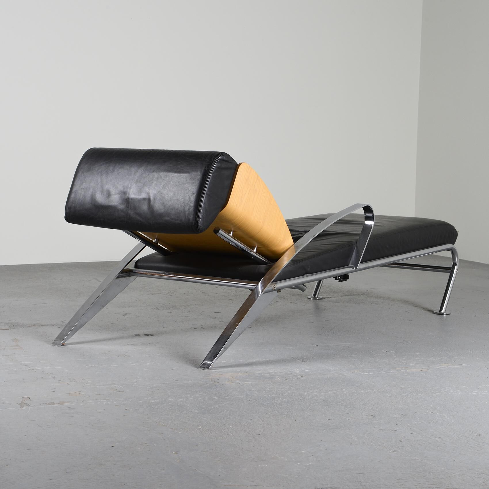 Futuro chaise longue by Massimo Iosa-Ghini, Moroso 1986