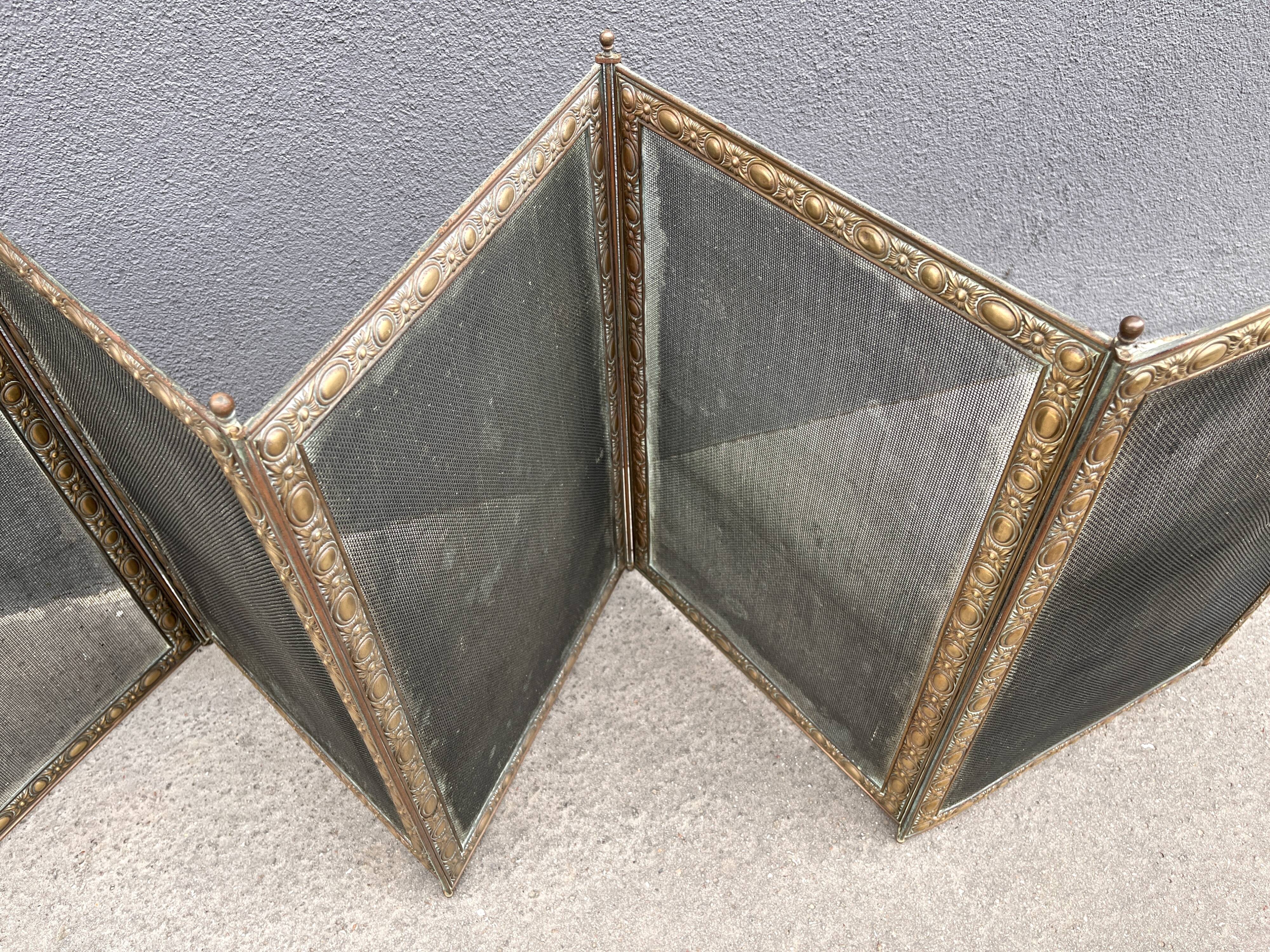 Antique fireplace screen in copper and brass from the 19th century.