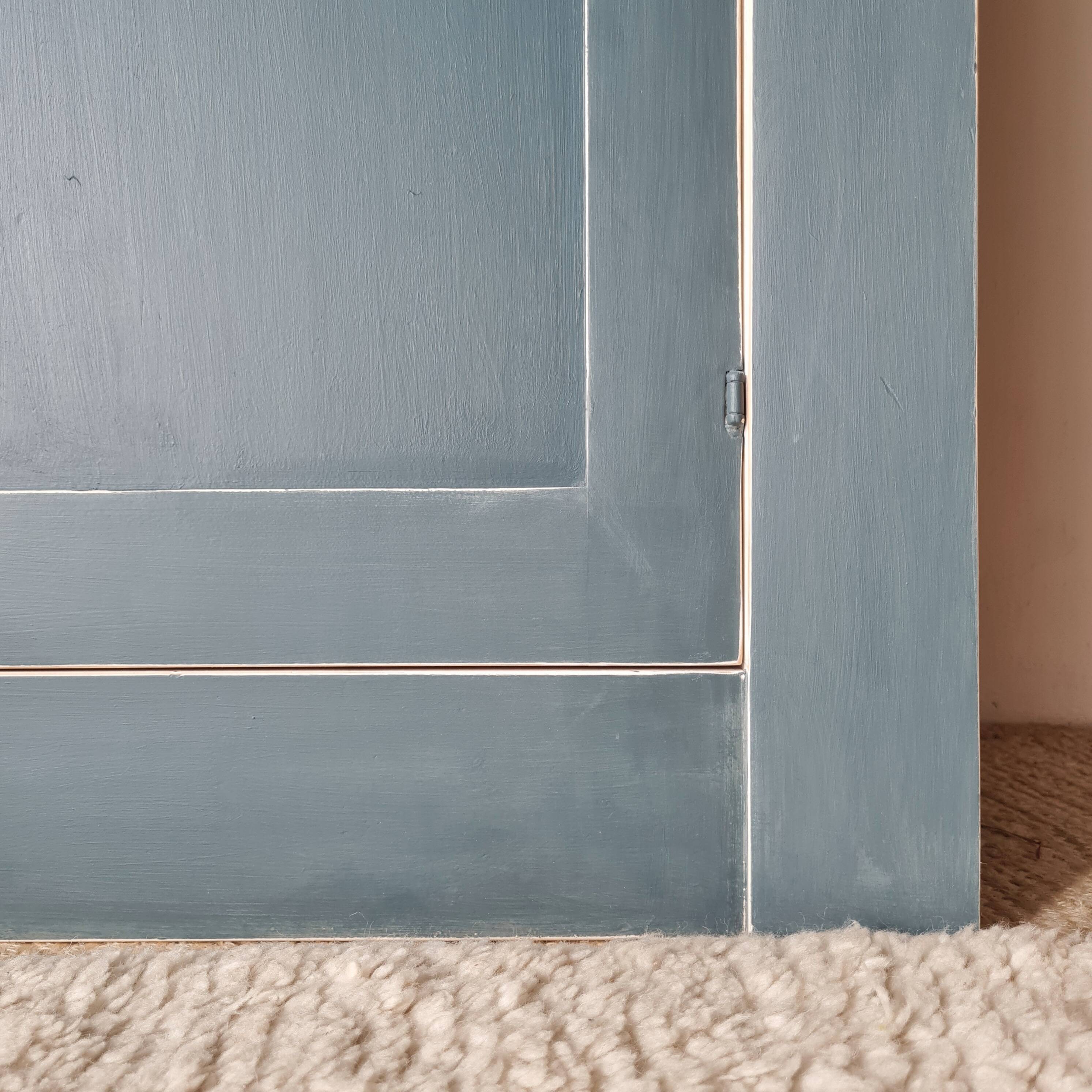 Armoire type parisienne haute étroite – Bleu Paon & Intérieur crème