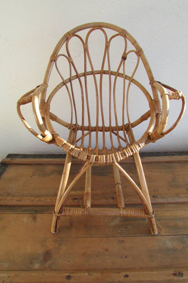Chaise enfant en rotin, forme coquille