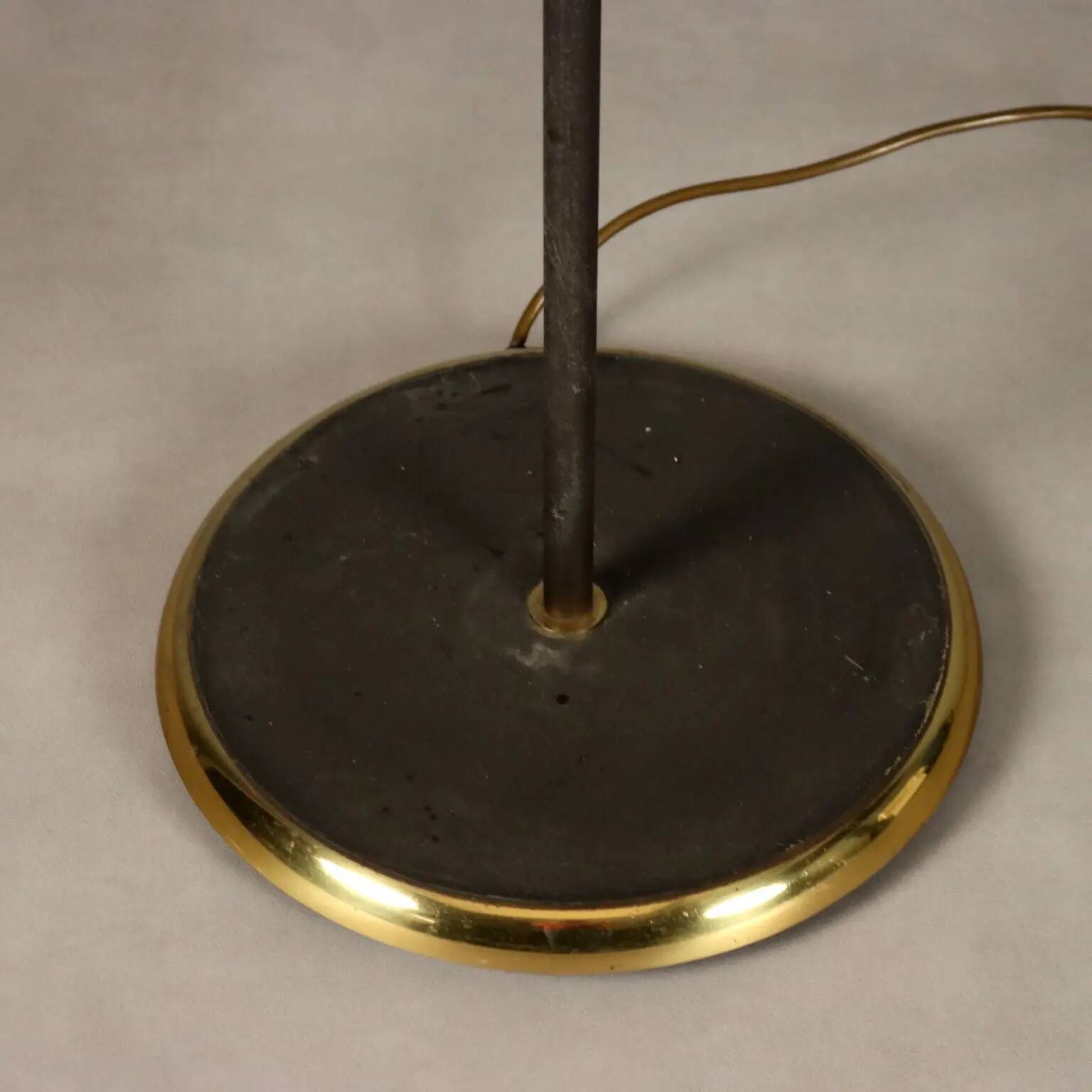 Vintage floor lamp in enamelled metal and brass, design, Italy, 1980s