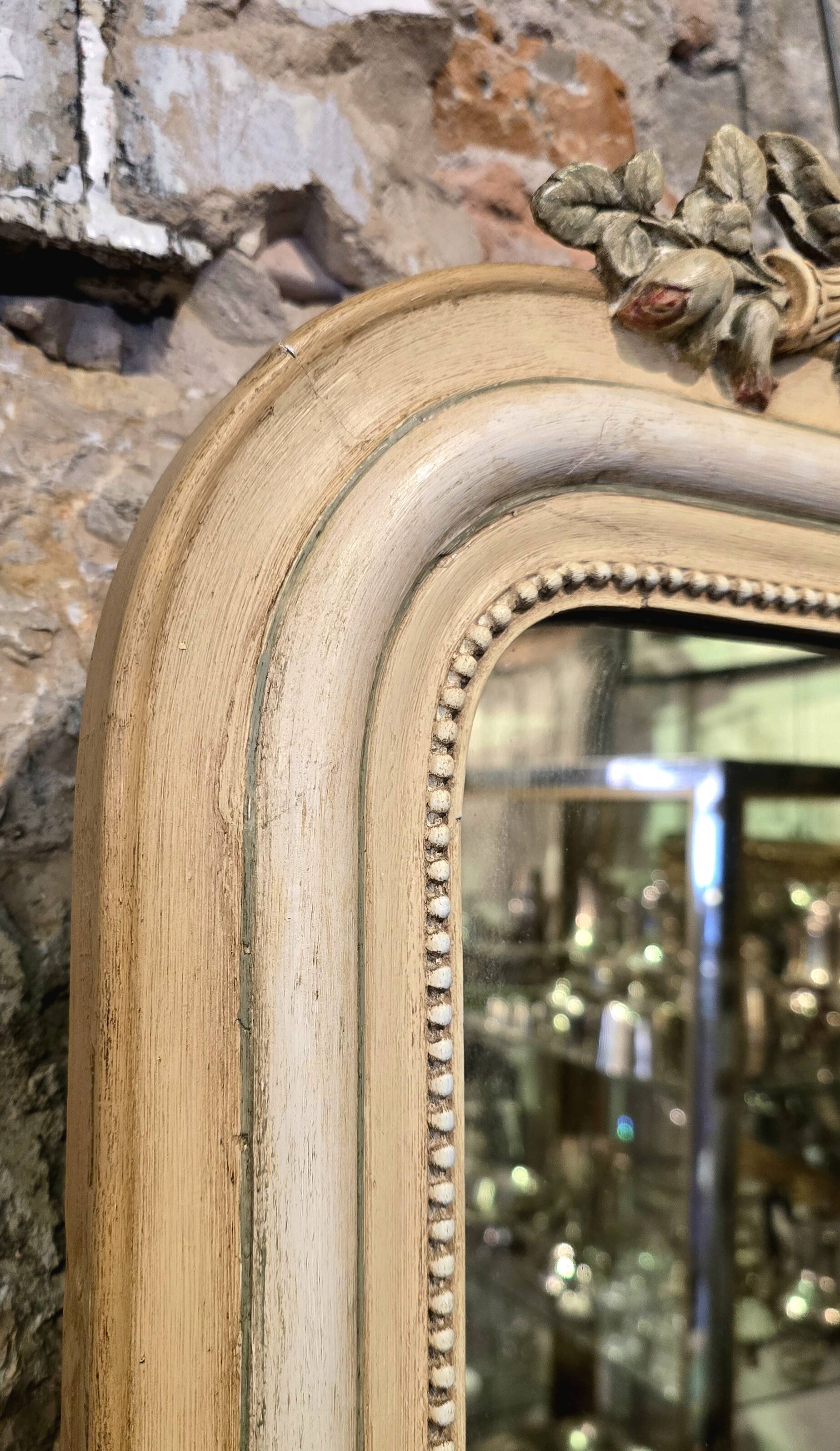 Miroir à fronton sculpté, stuc et bois peint de style Napoléon III - début