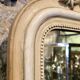 Miroir à fronton sculpté, stuc et bois peint de style Napoléon III - début