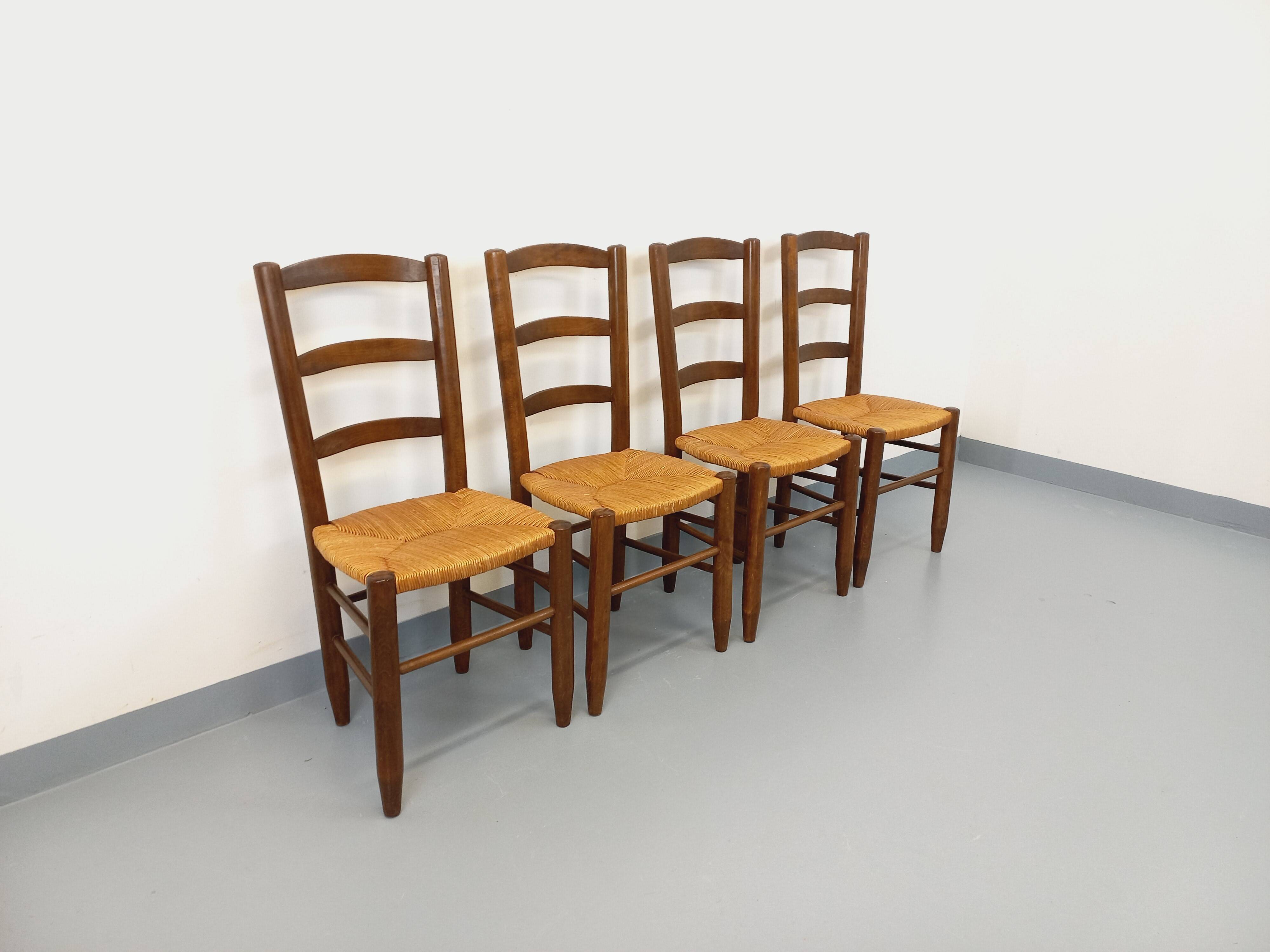 Set of 4 vintage brutalist chairs in wood and straw from the 1960s.