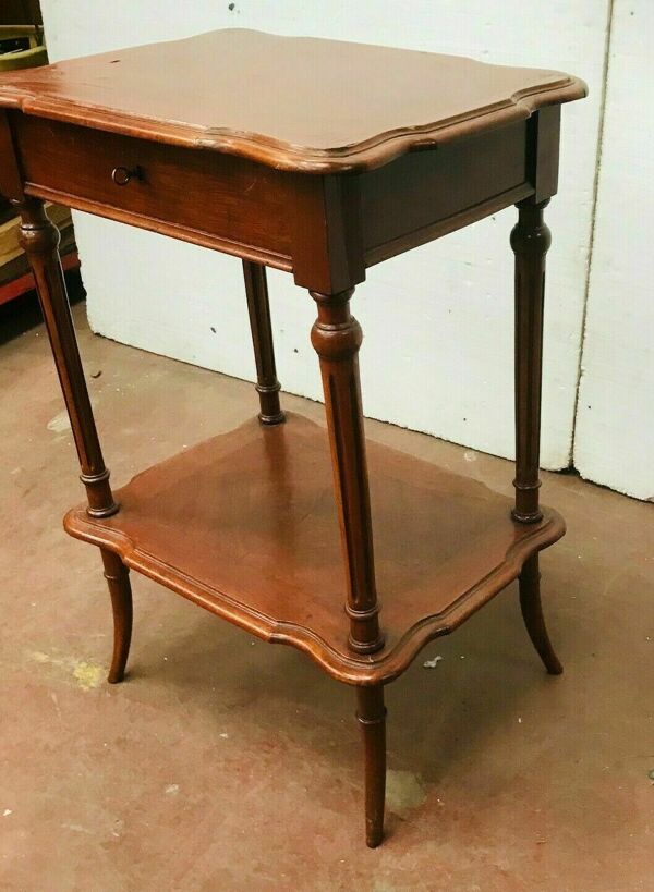 Travailleuse en noyer et placage de noyer Meuble d'appoint XX siècle