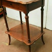 Travailleuse en noyer et placage de noyer Meuble d'appoint XX siècle
