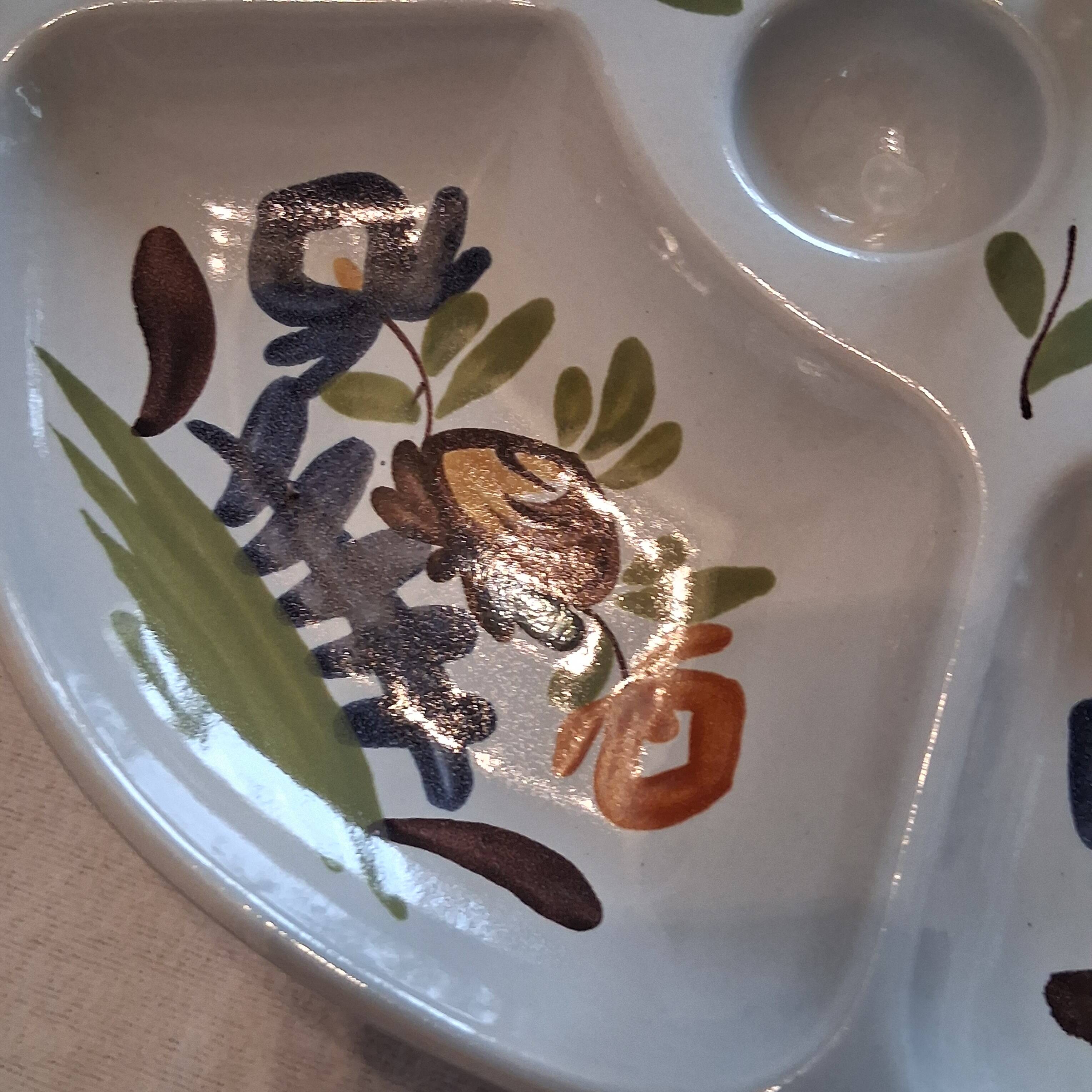 Very nice serving dish for crudités/appetisers in ceramic in very good condition.