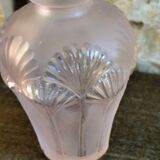 Vase en verre rose