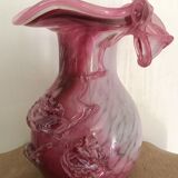 Vase en verre soufflé main nuance rose à décor sculptural de feuilles