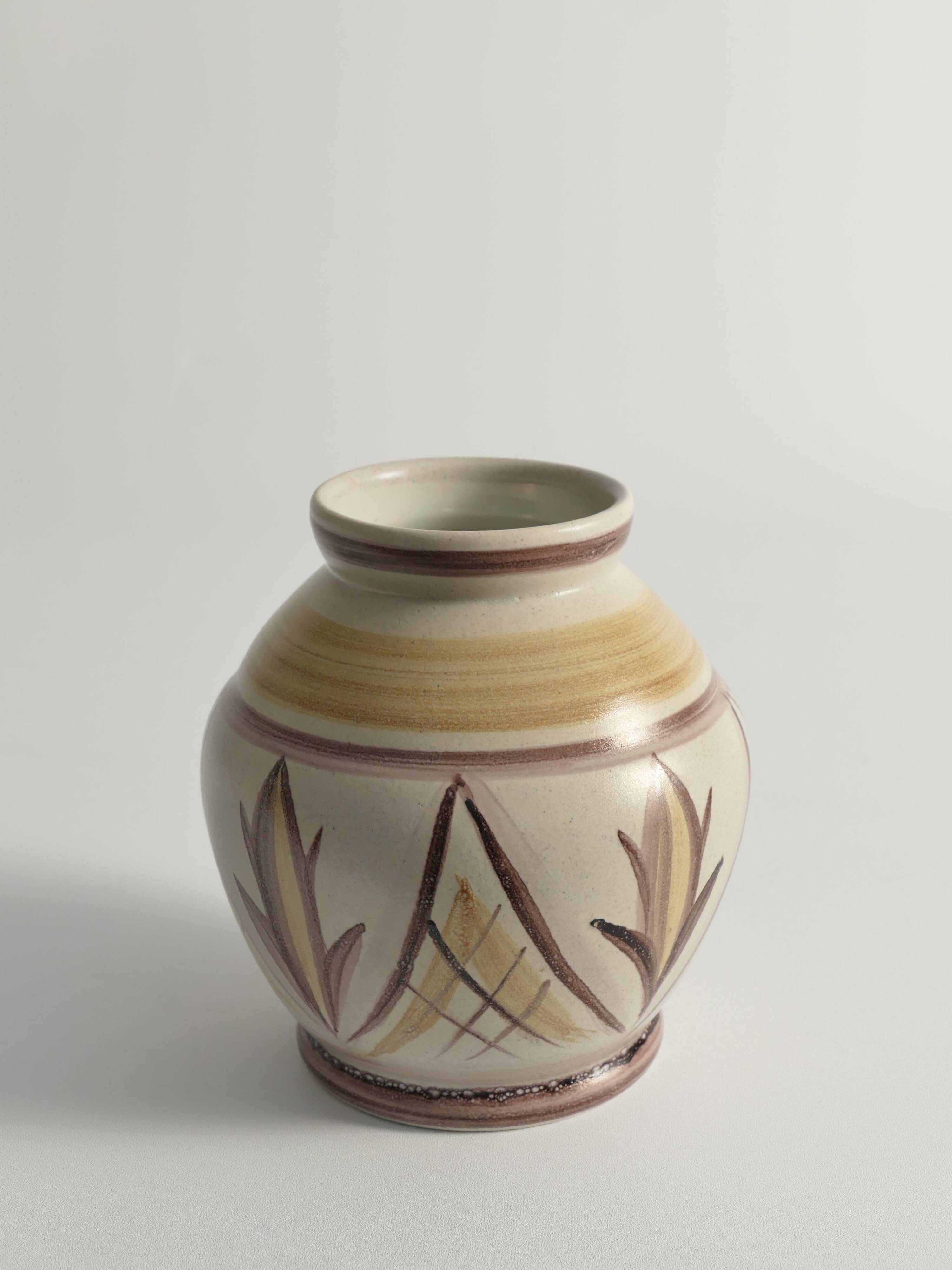Vase à bulbe en art populaire suédois avec motif floral par Maggie Wibom pour Bo Fajans, 1930