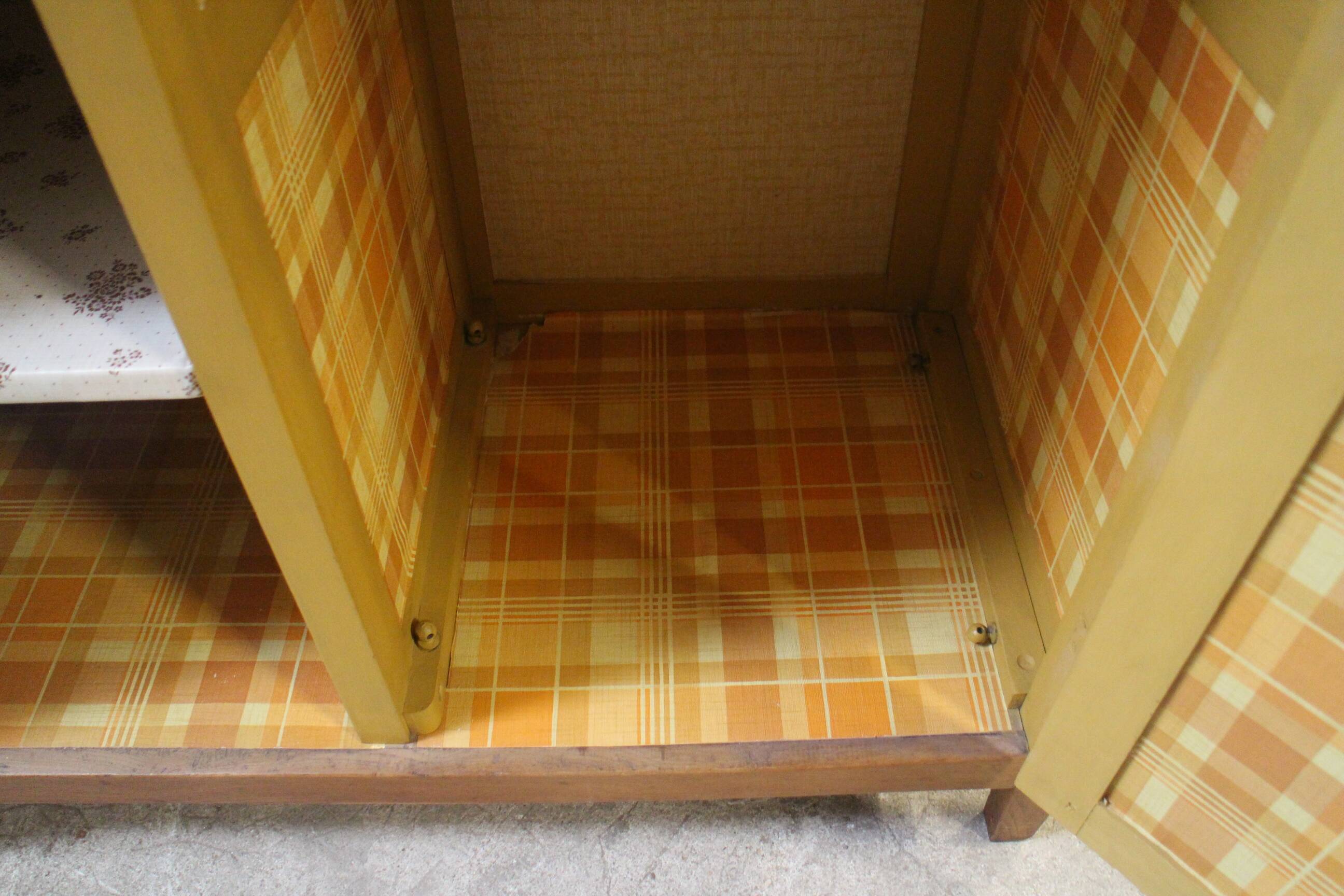 Parisian wardrobe period reconstruction