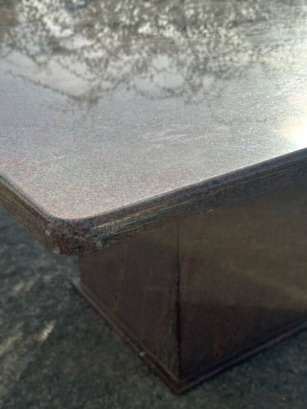 Table en marbre rouge