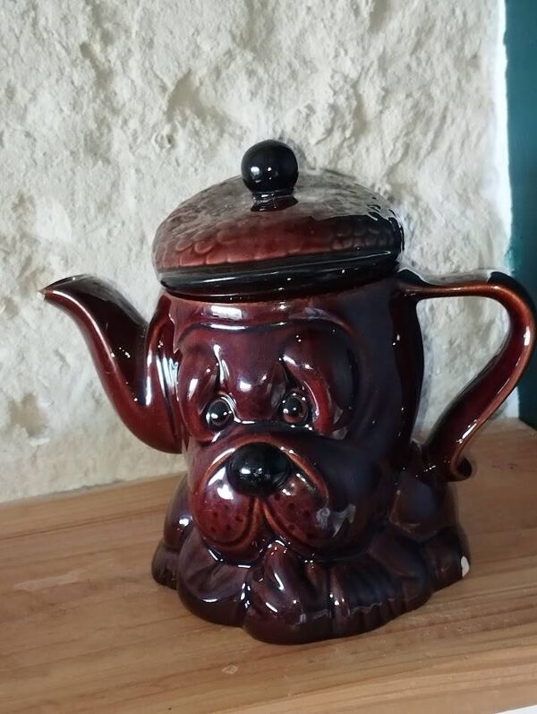 Théière figurative vintage chien détective en céramique anglaise, années 60