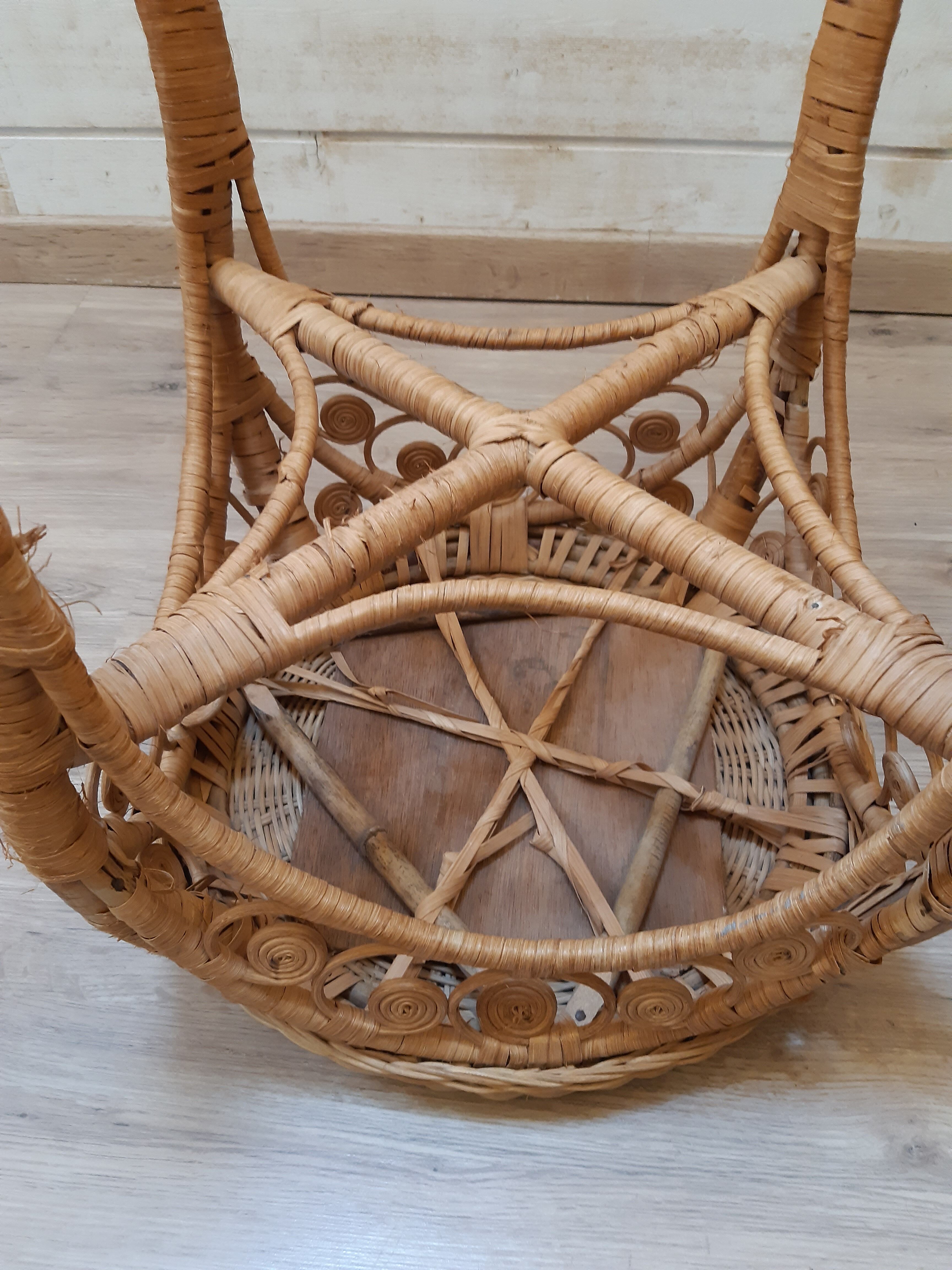Rattan peacock stool 60