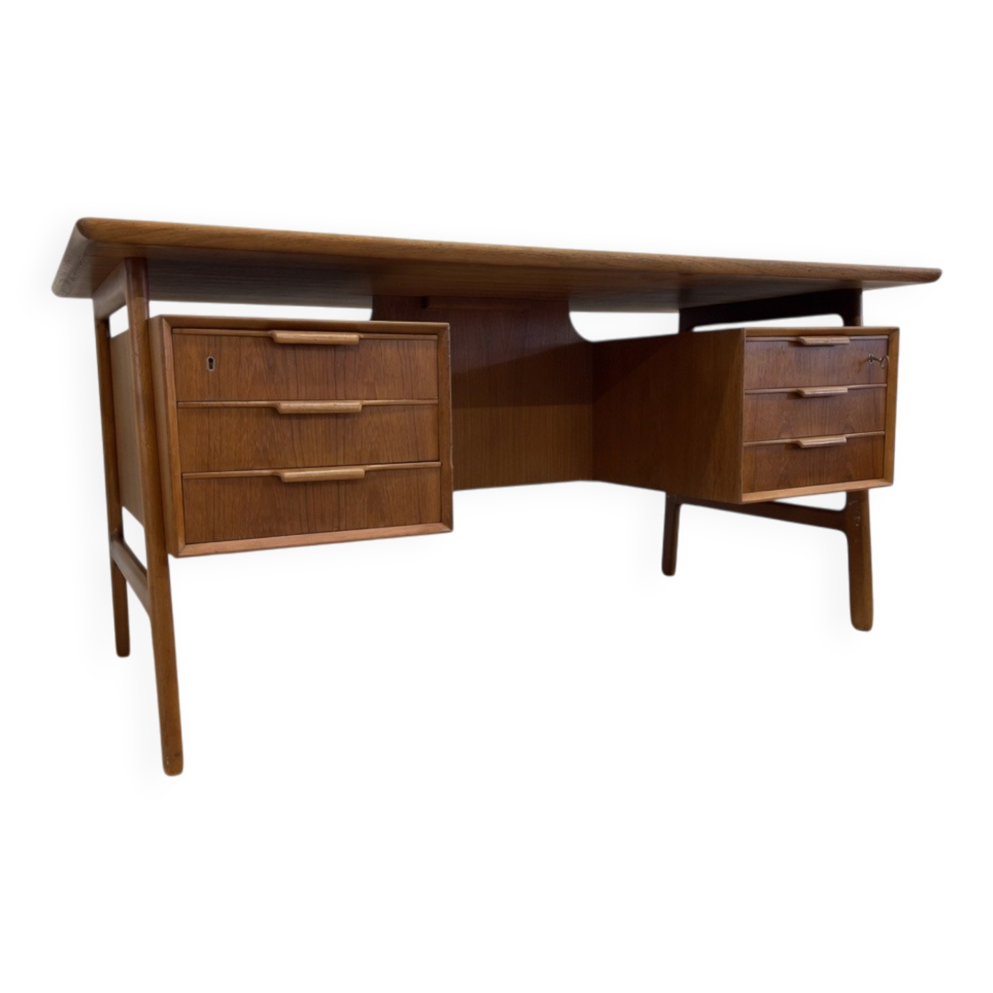 Bureau en teck modèle 75 par Gunni Omann, années 1960.