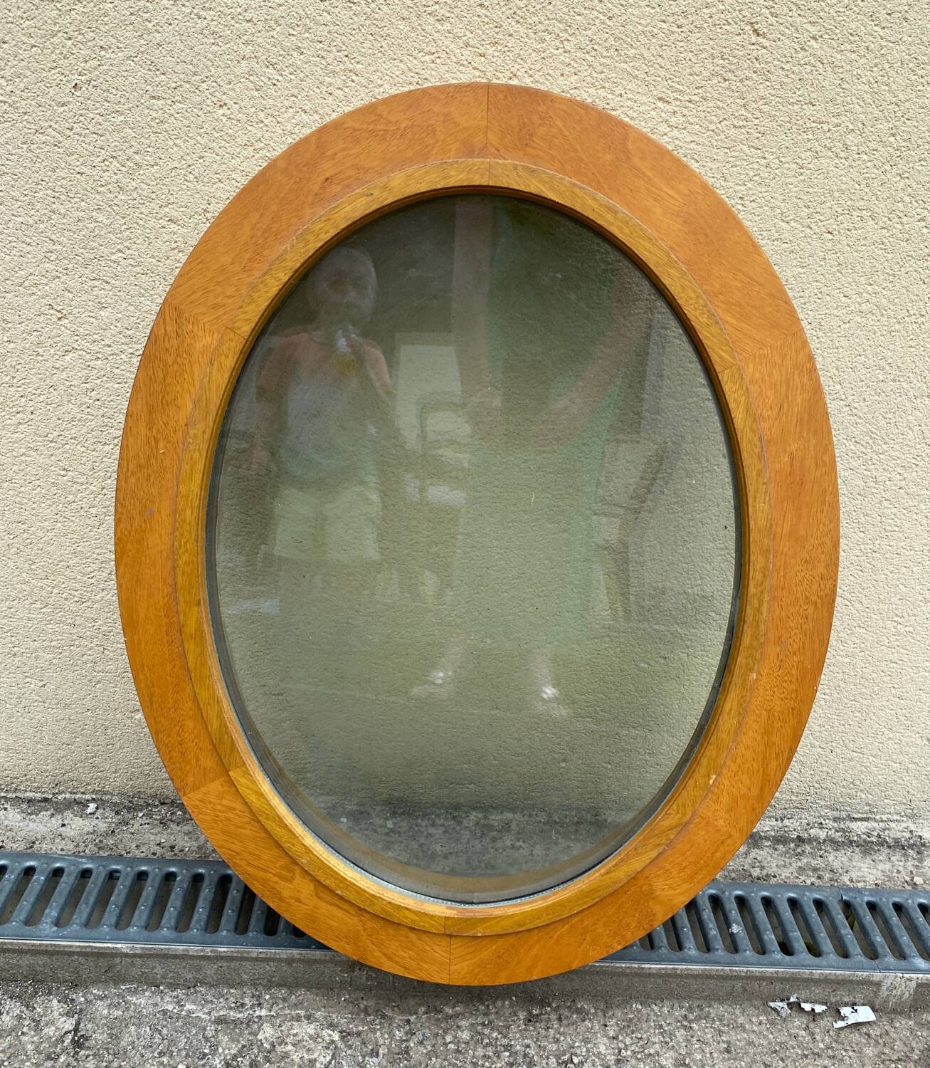Oval porthole window