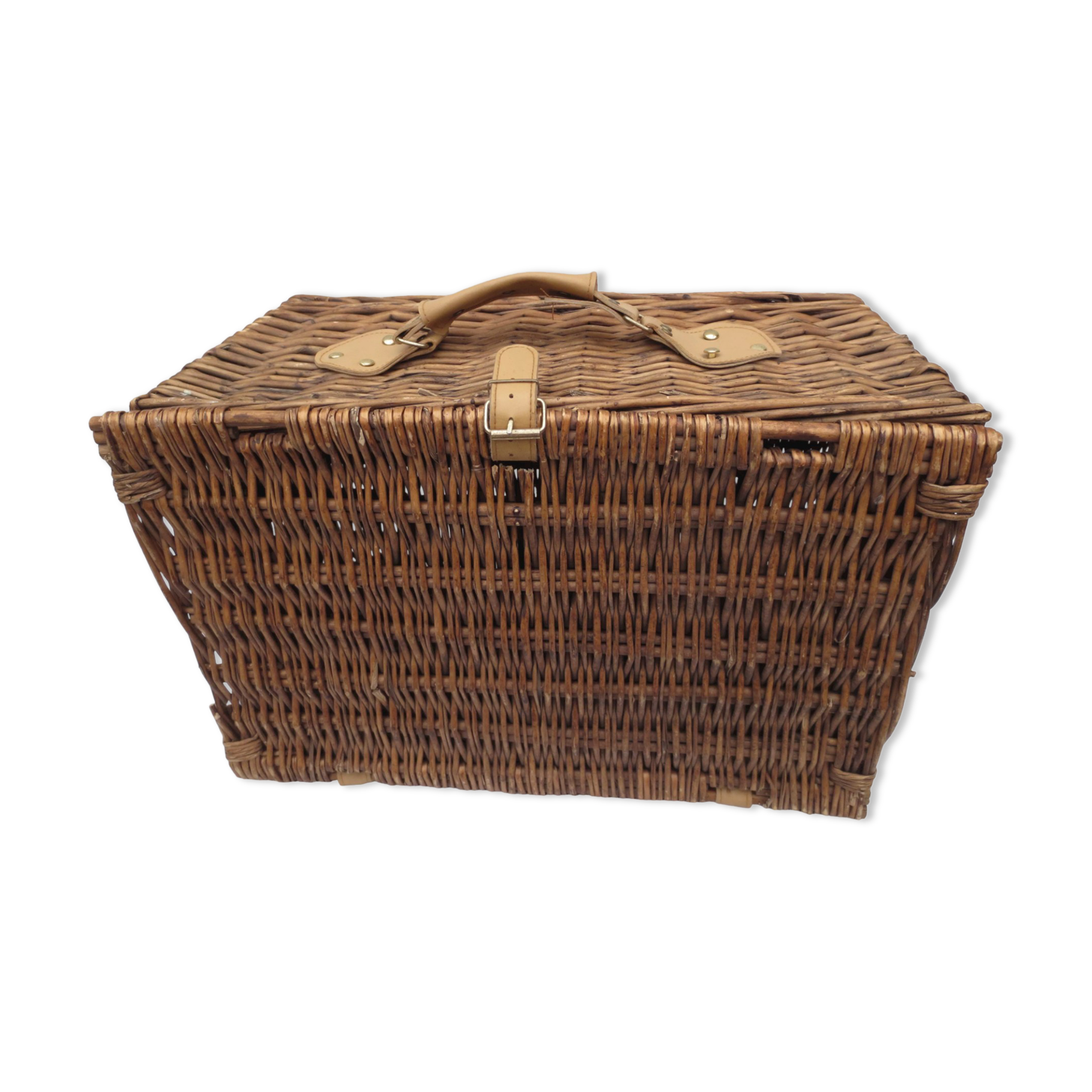 Rectangular wicker trunk
