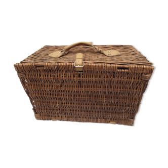 Rectangular wicker trunk