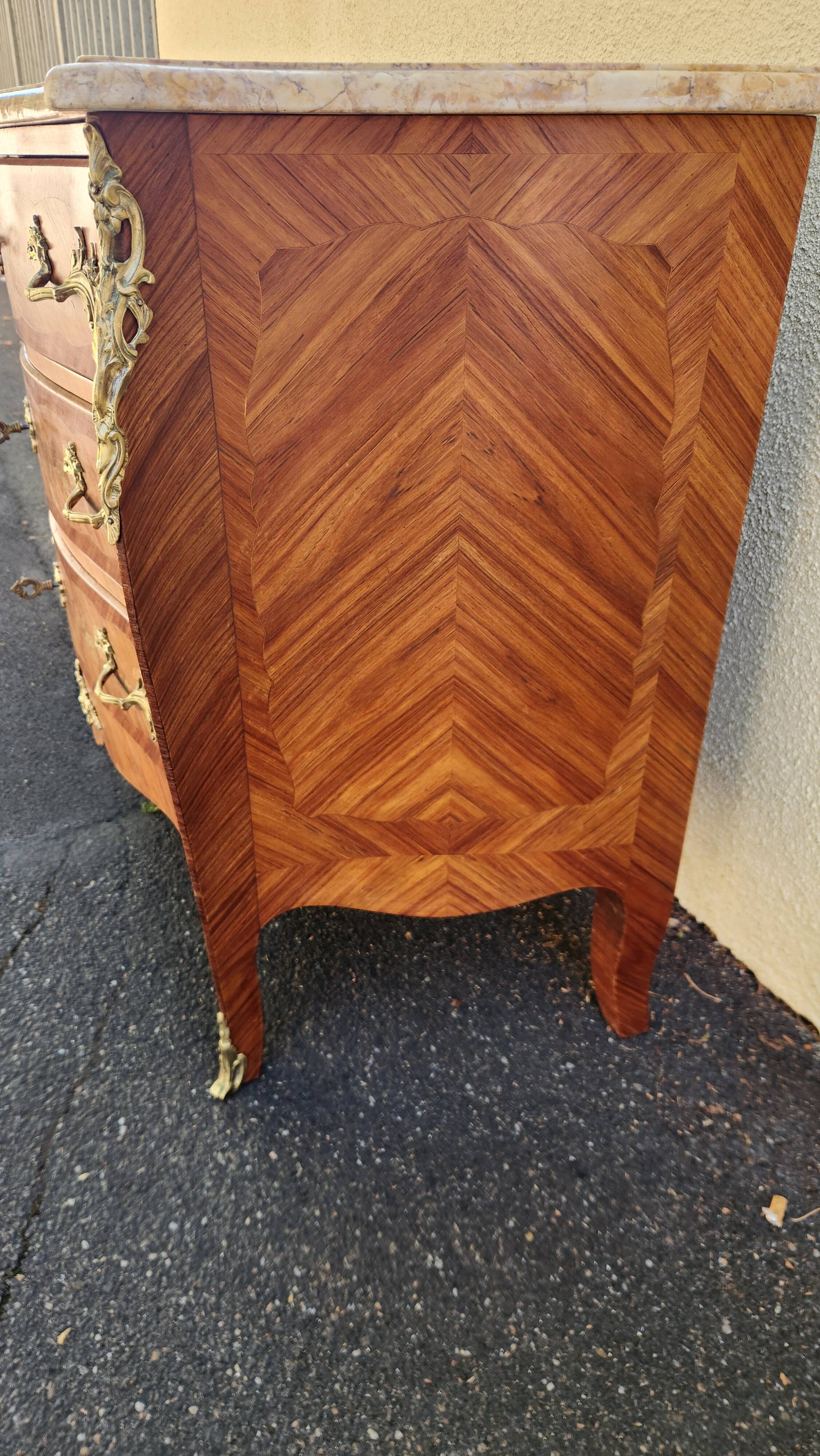 Superbe commode de style Louis XV galbée en marqueterie