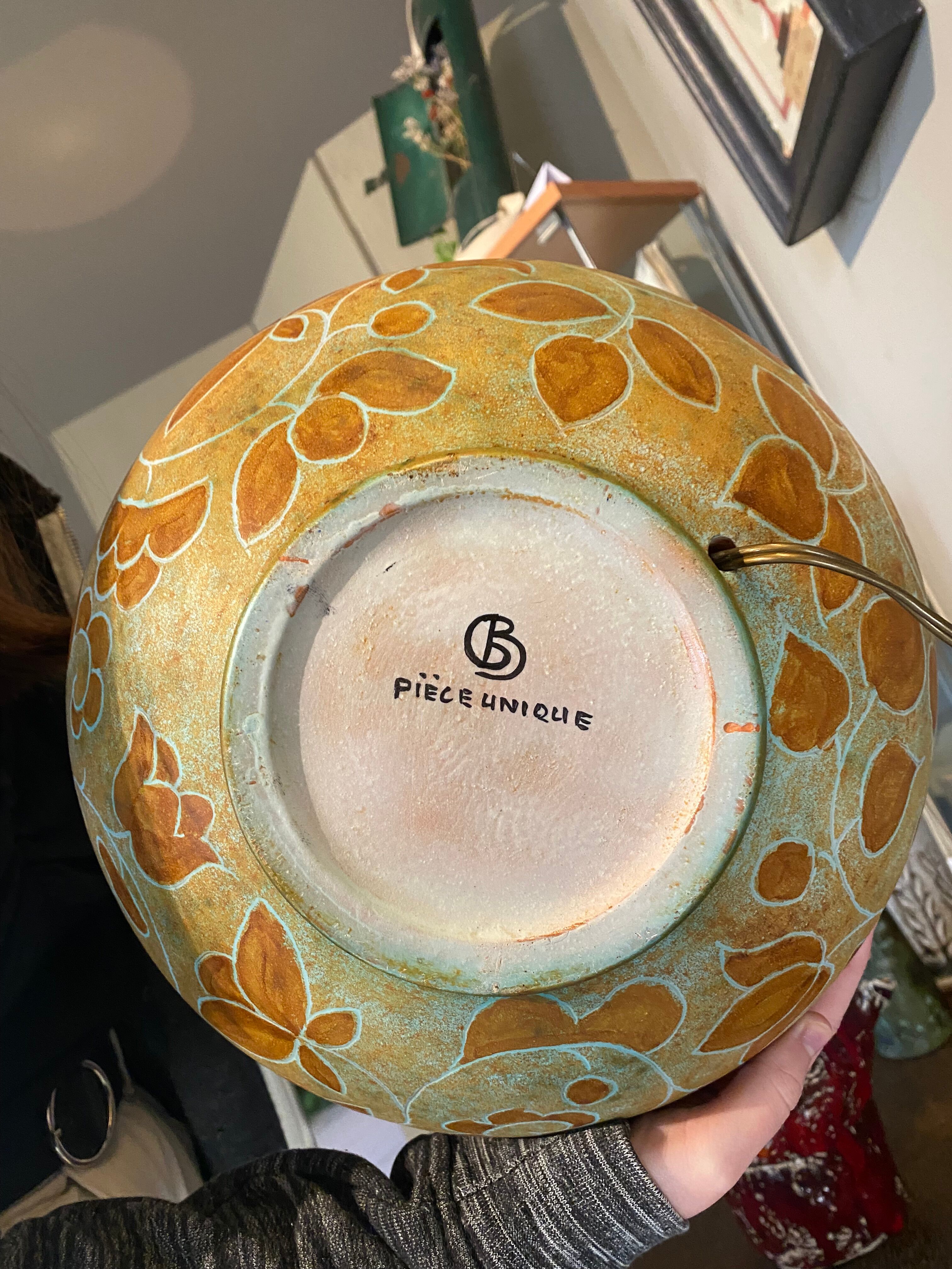 Ceramic lamp with floral decorations