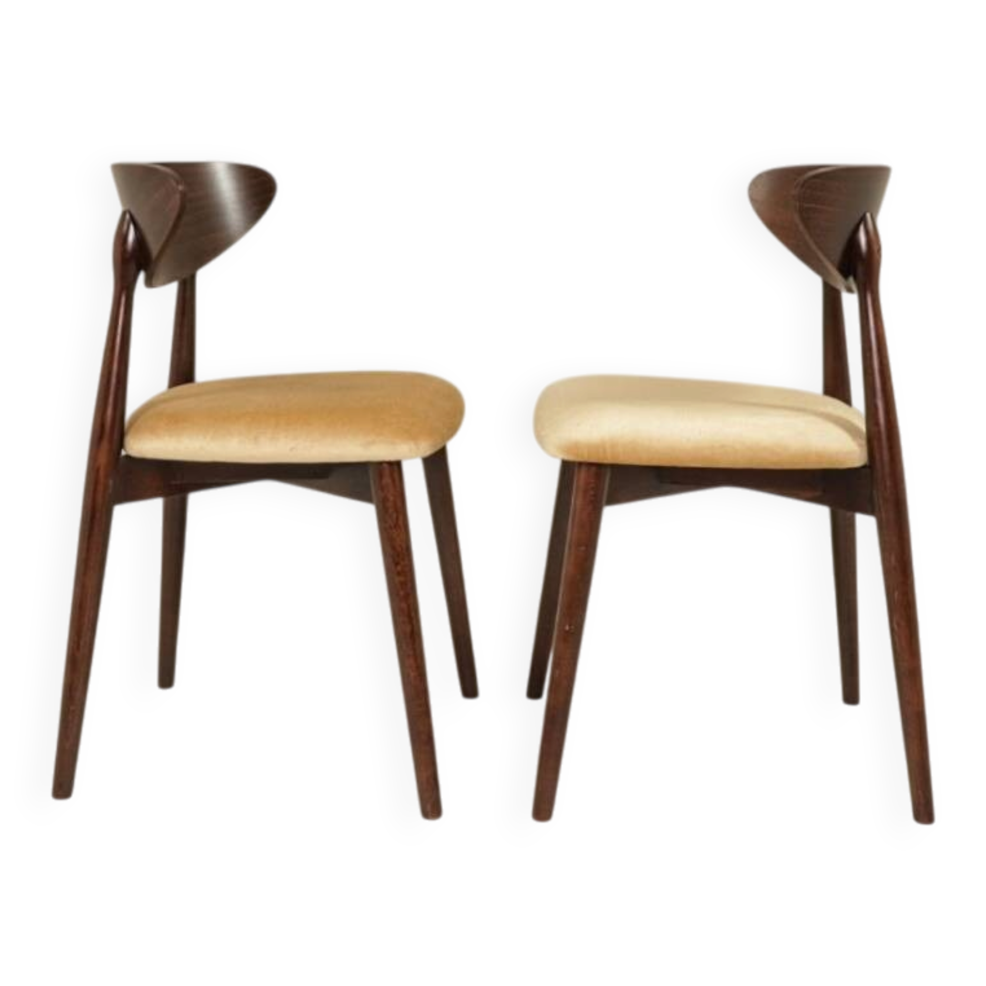 Une paire de chaises scandinaves en velours beige camel.