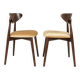 Une paire de chaises scandinaves en velours beige camel.