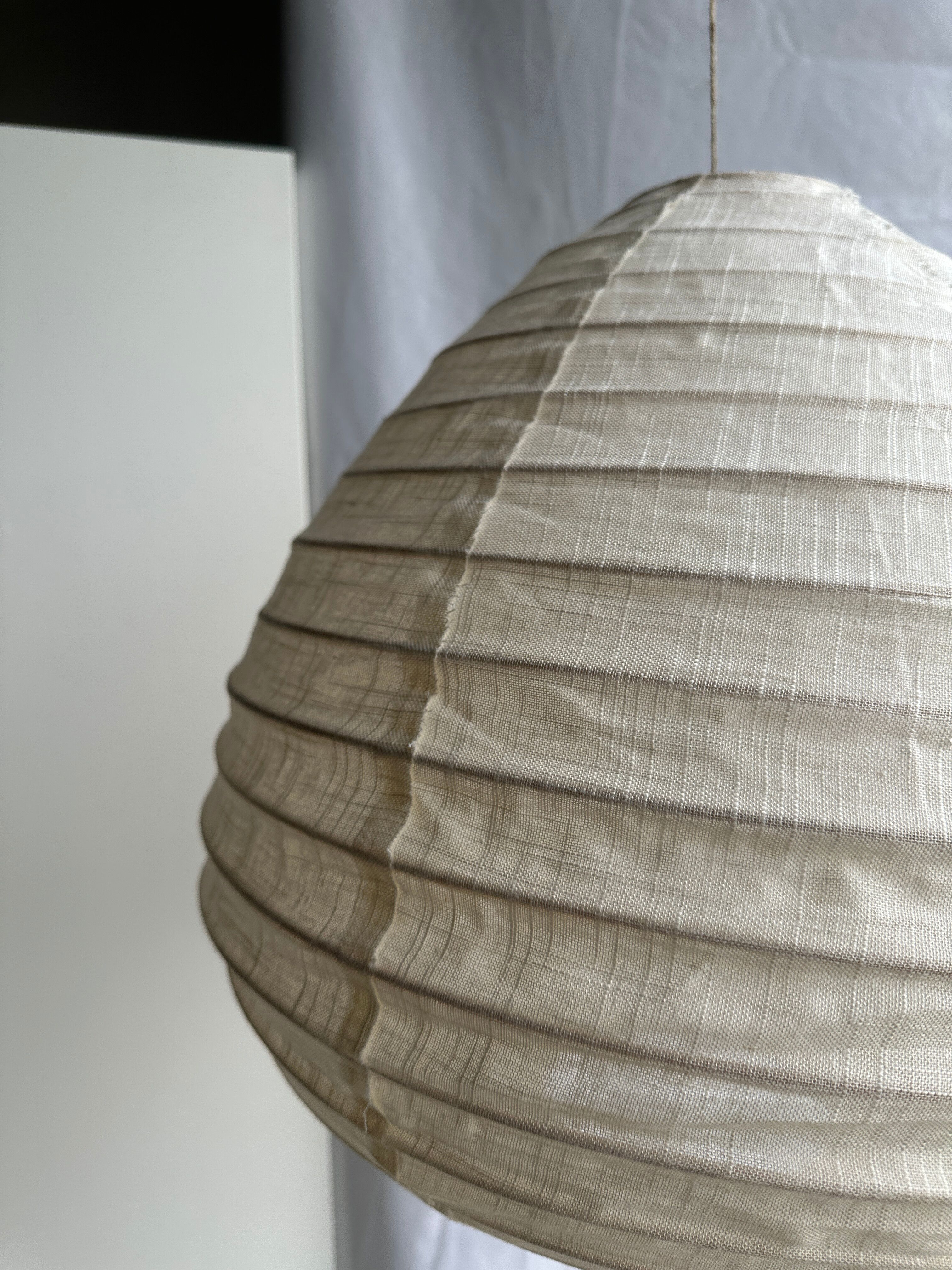 Suspension in rattan and natural japanese linen in the shape of a drop