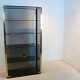 Armoire en verre fumé et laiton
