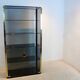 Armoire en verre fumé et laiton