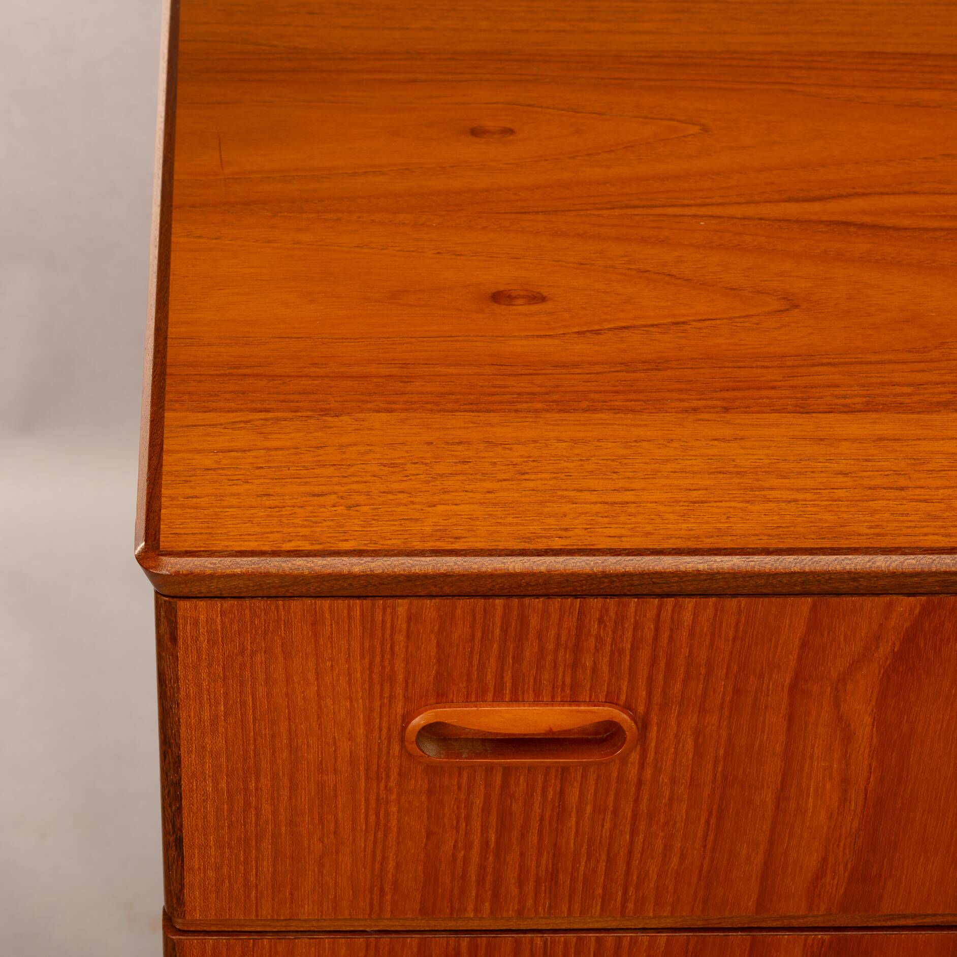 Commode en teck haute de design danois, années 1960