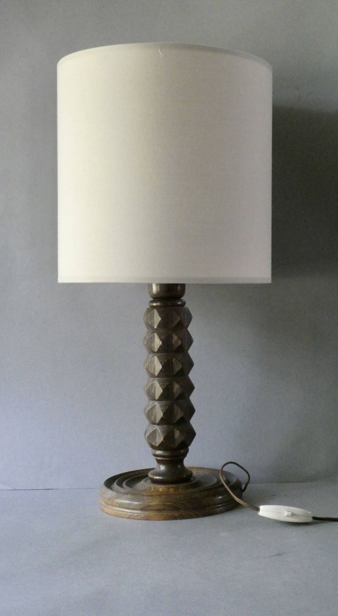 Lampe en bois tourné, style Charles Dudouyt, vers 1950