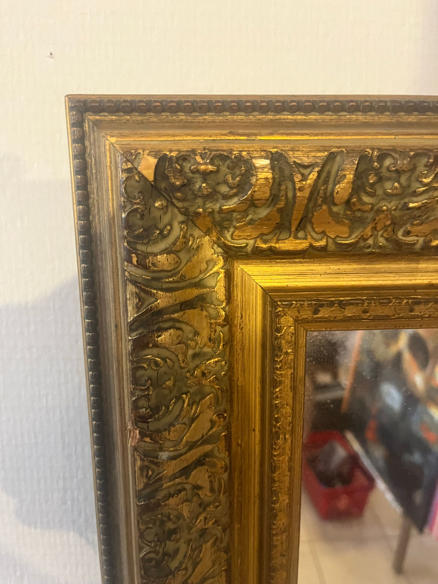 Framed mirror with a gilded wooden frame — 82 x 61 cm