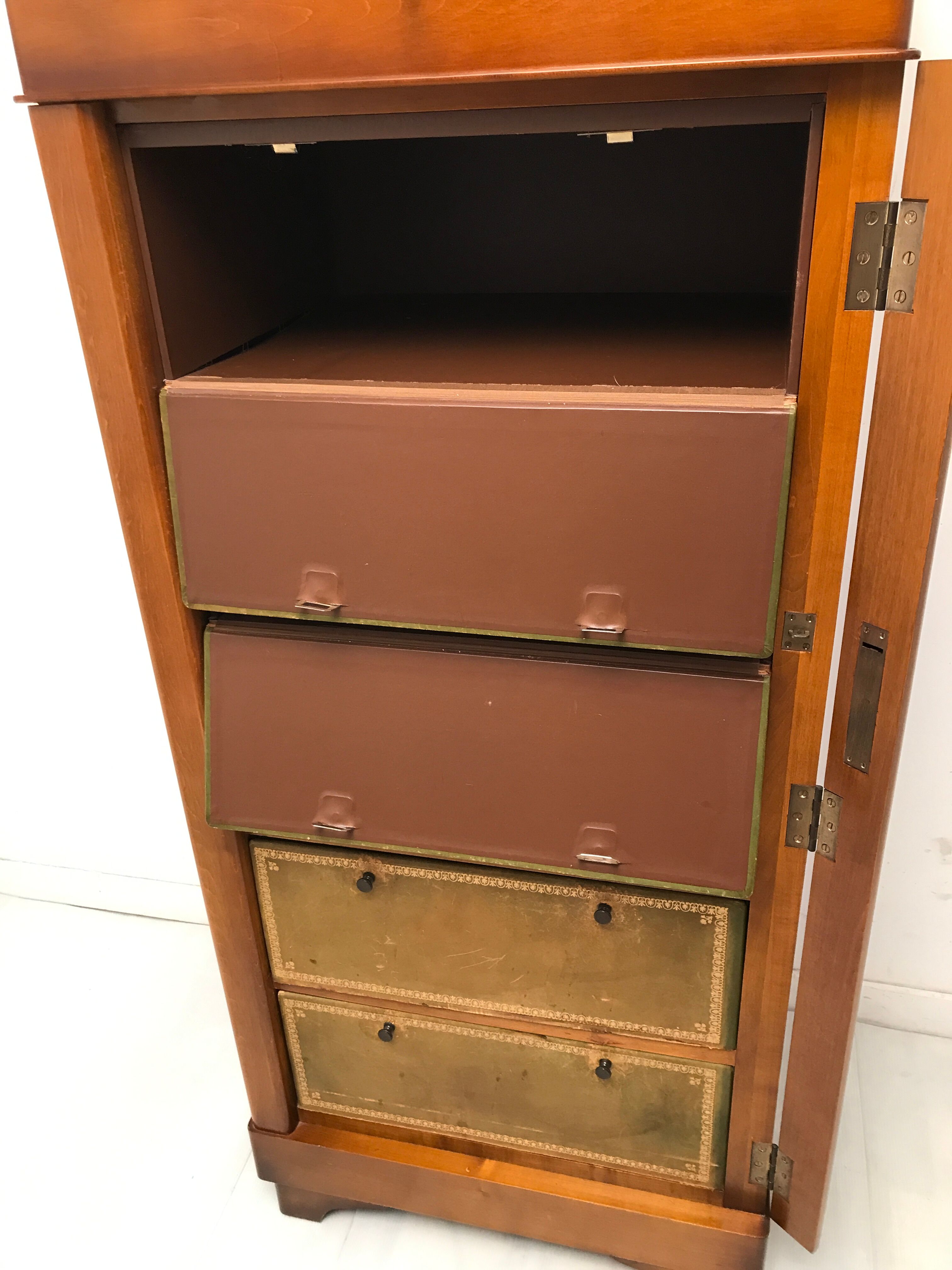 Cardboard maker Louis Philippe