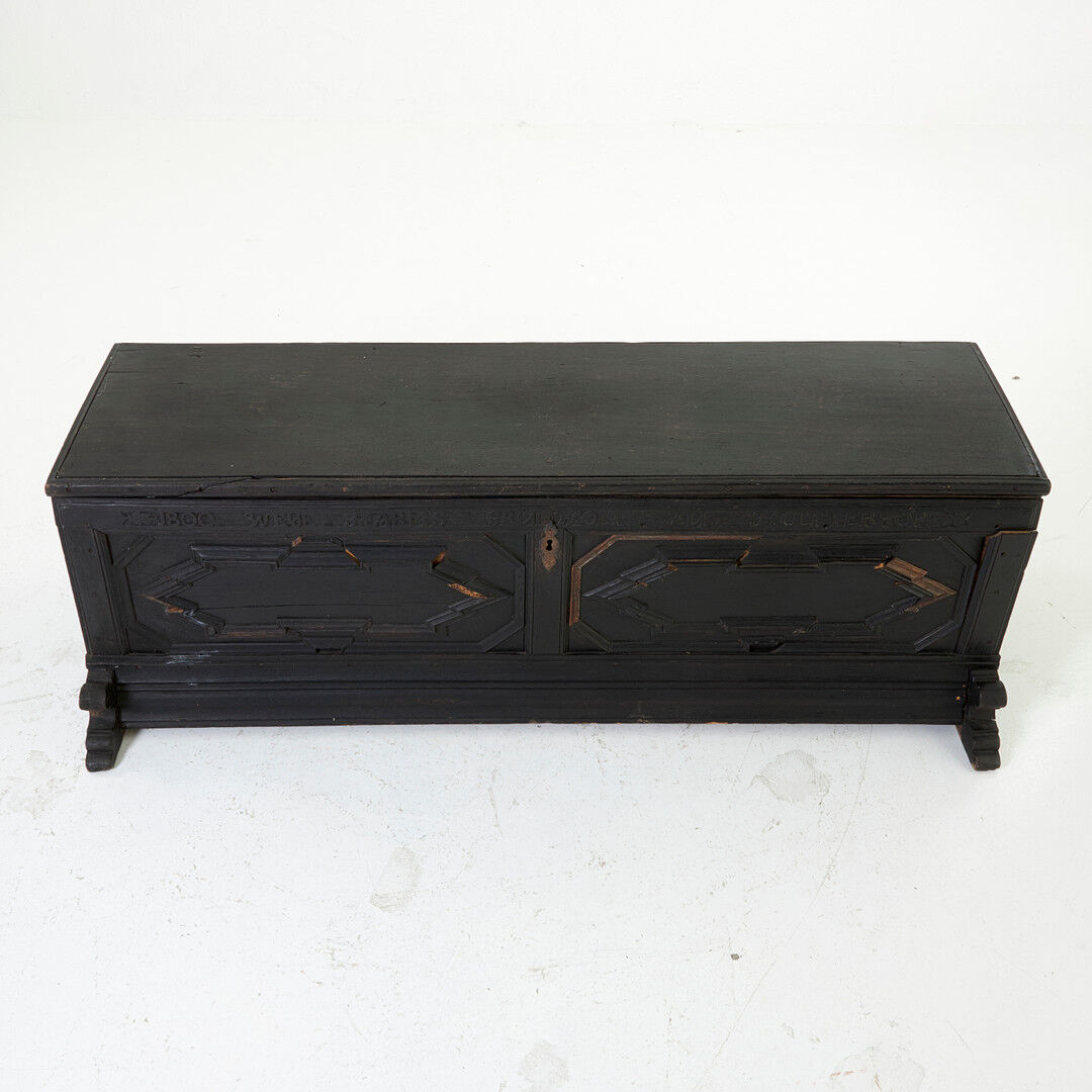 Coffre antique marqué de 1800