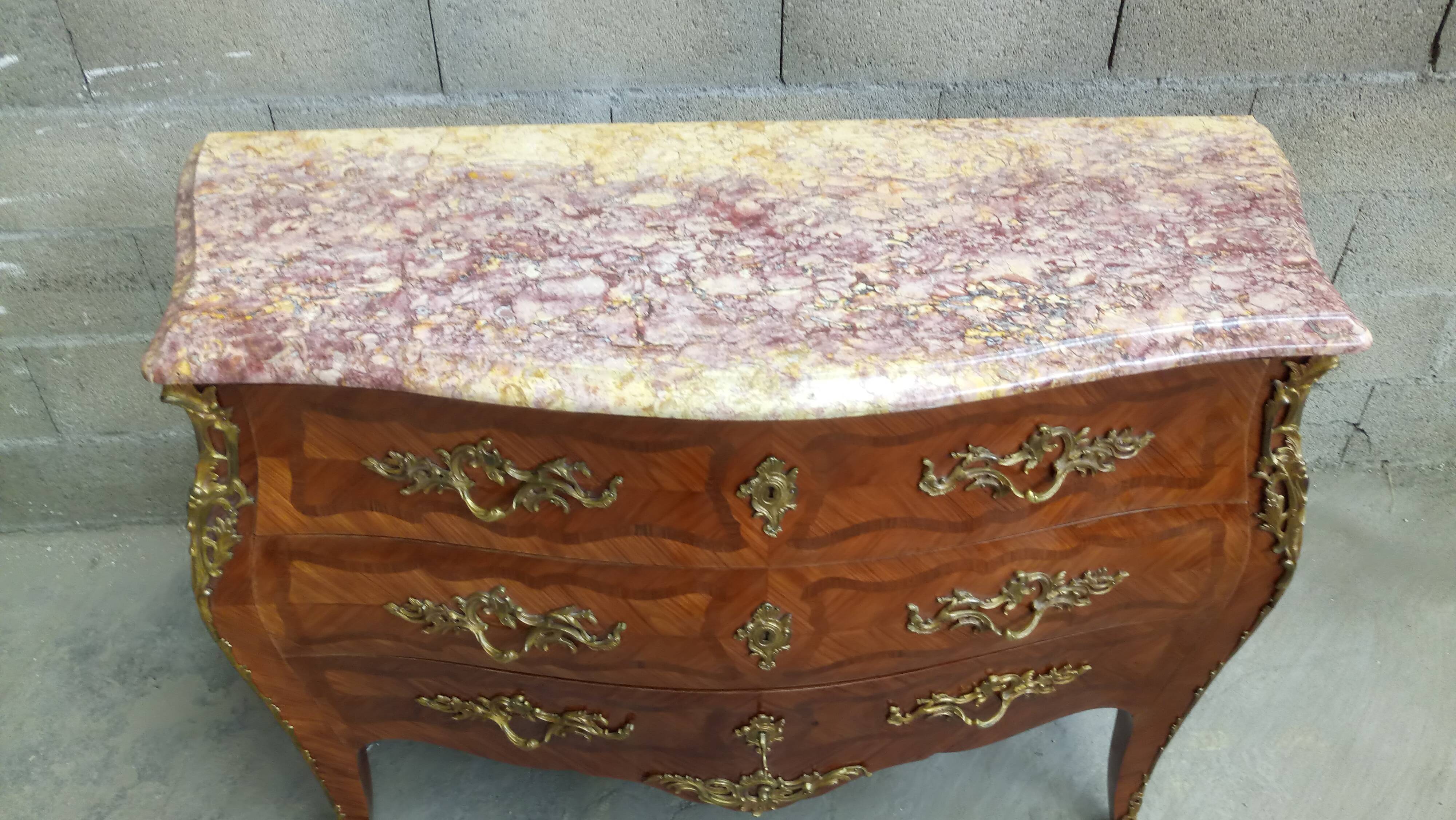 Commode tombeau en bois rose de style Louis XV dessus marbre