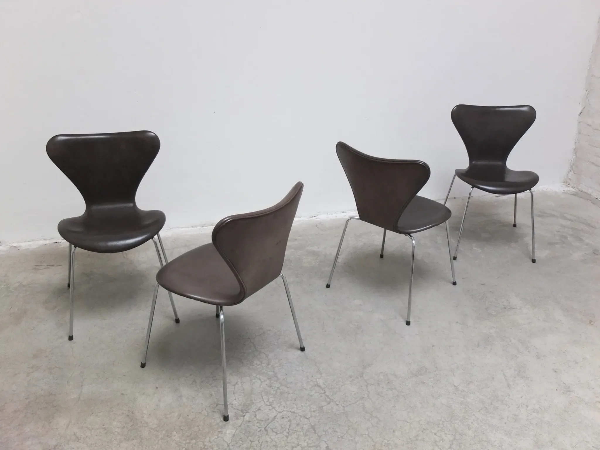 Set of 4 'Series 7' chairs in leather by Arne Jacobsen for Fritz Hansen, 1955