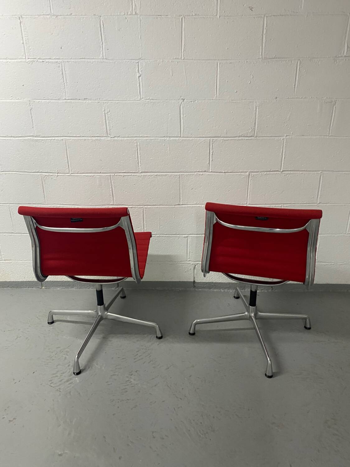 Eames aluminum office chair with swivel group Vitra