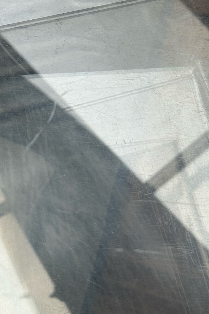 Porte revue en plexiglas vintage