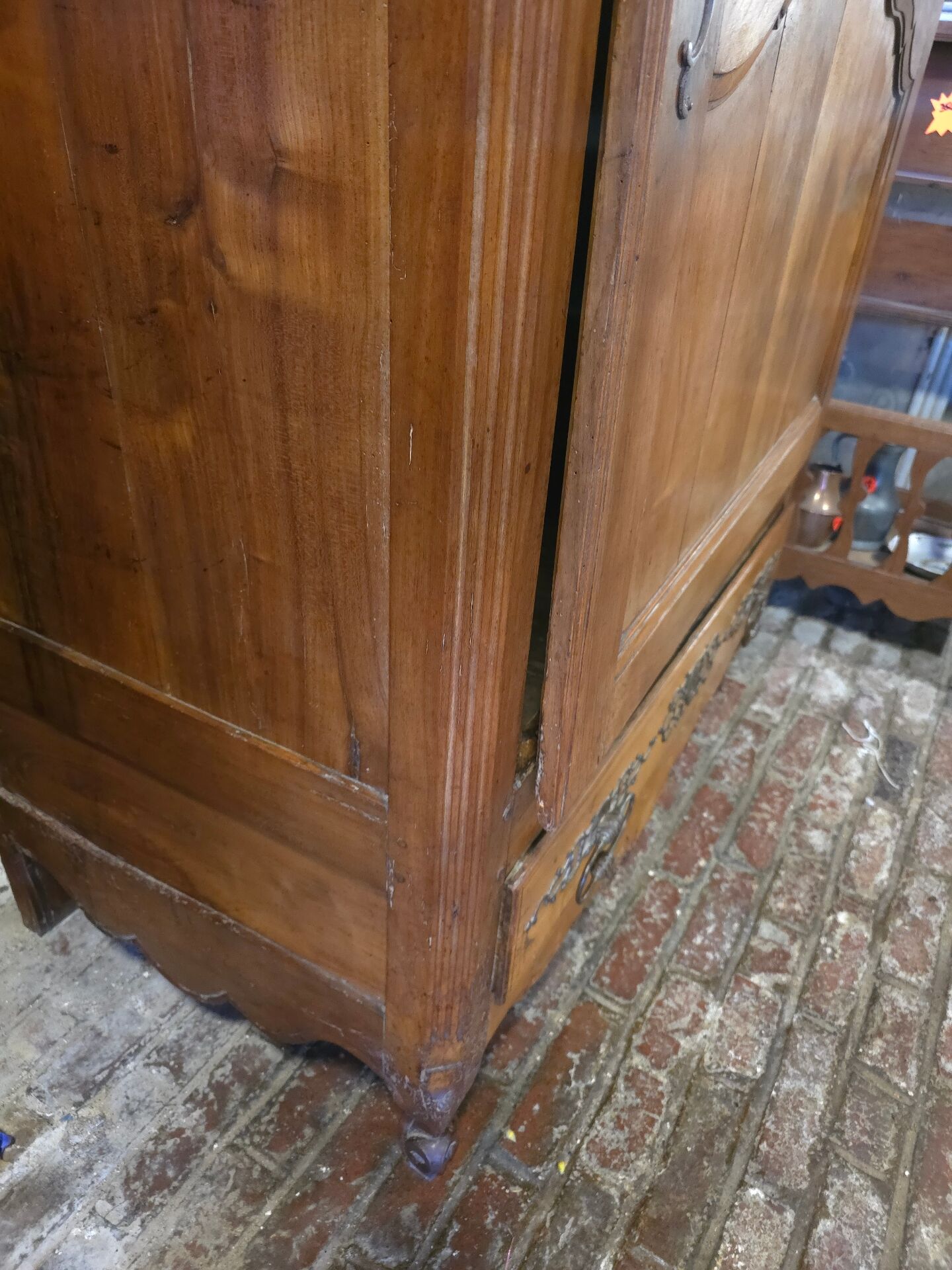 Armoire Bonnetière en noyer 18 eme