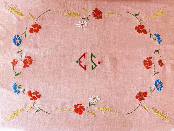 Nappe ancienne en lin épais brodé main rose 170x130 cm – Pièce unique